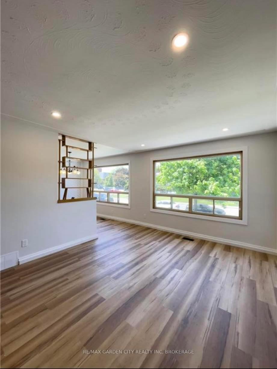 Photo 3 of 15 Champlain Avenue, Hamilton, Greenford — HOMEH