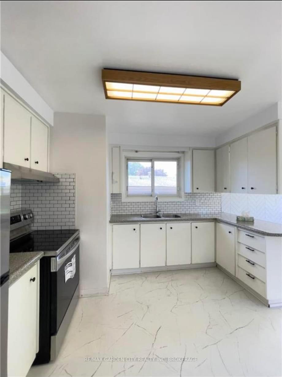 Photo 4 of 15 Champlain Avenue, Hamilton, Greenford — HOMEH