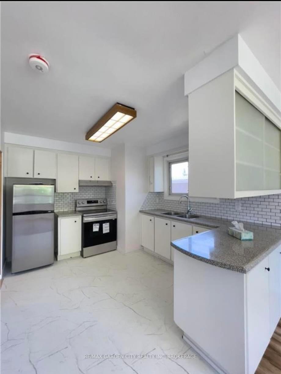 Photo 5 of 15 Champlain Avenue, Hamilton, Greenford — HOMEH