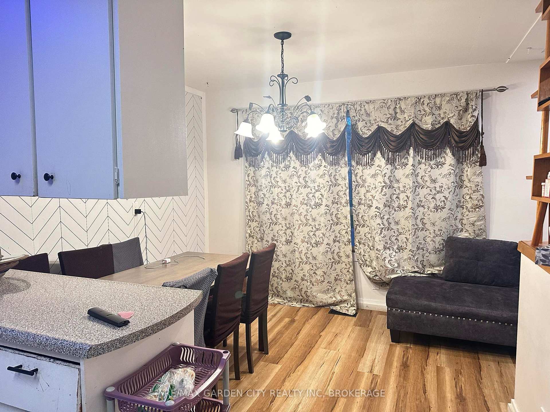 Photo 7 of 15 Champlain Avenue, Hamilton, Greenford — HOMEH