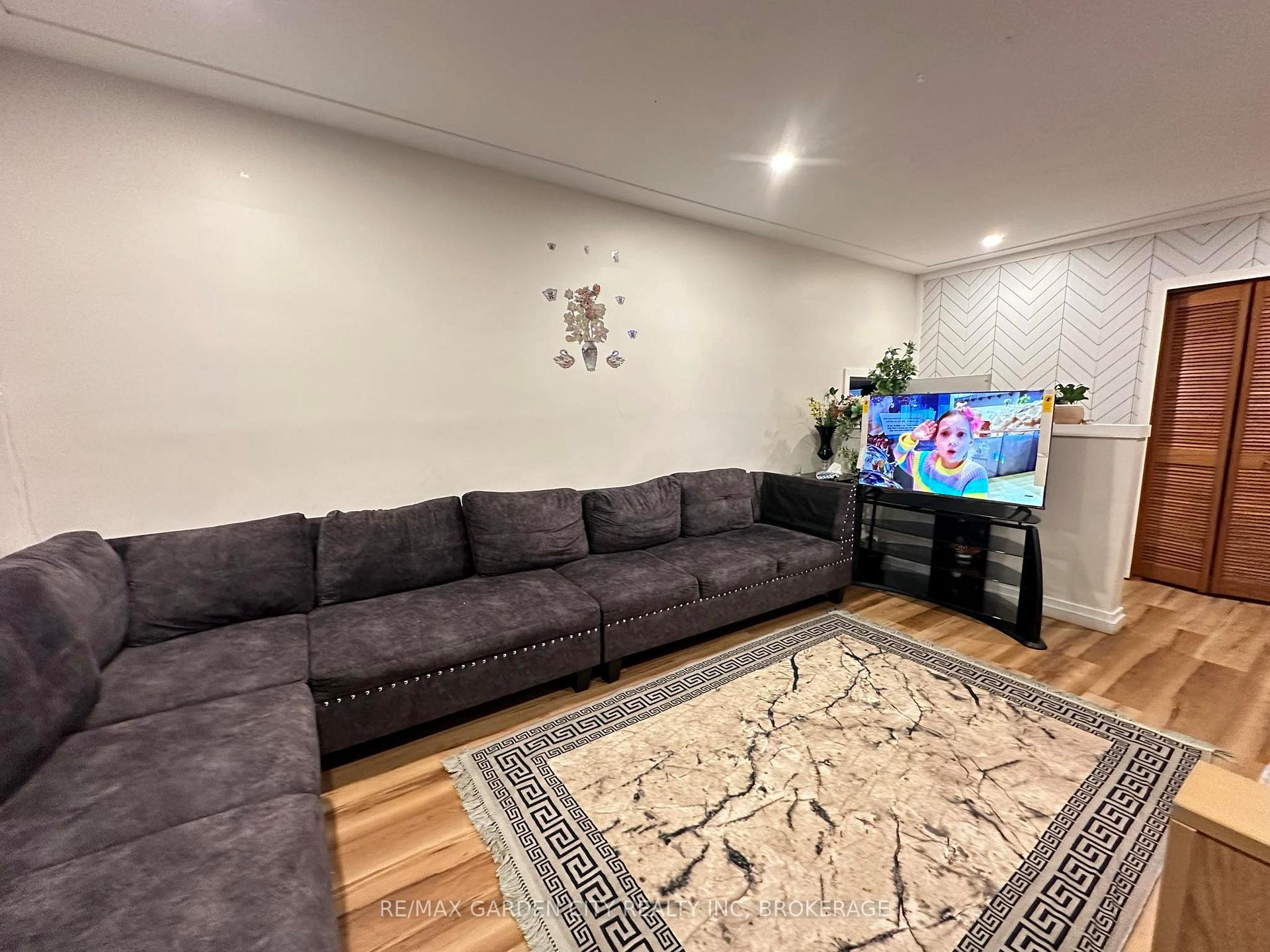 Photo 9 of 15 Champlain Avenue, Hamilton, Greenford — HOMEH