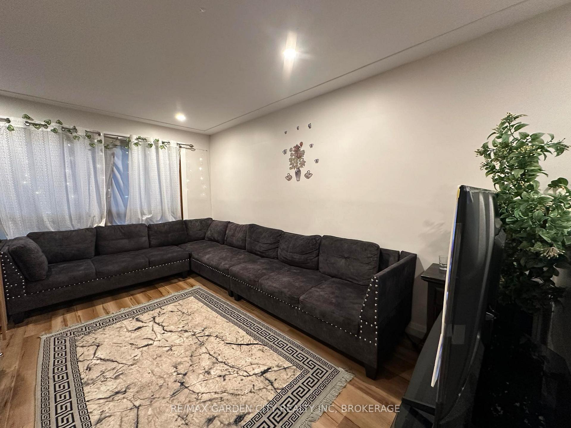 Photo 10 of 15 Champlain Avenue, Hamilton, Greenford — HOMEH