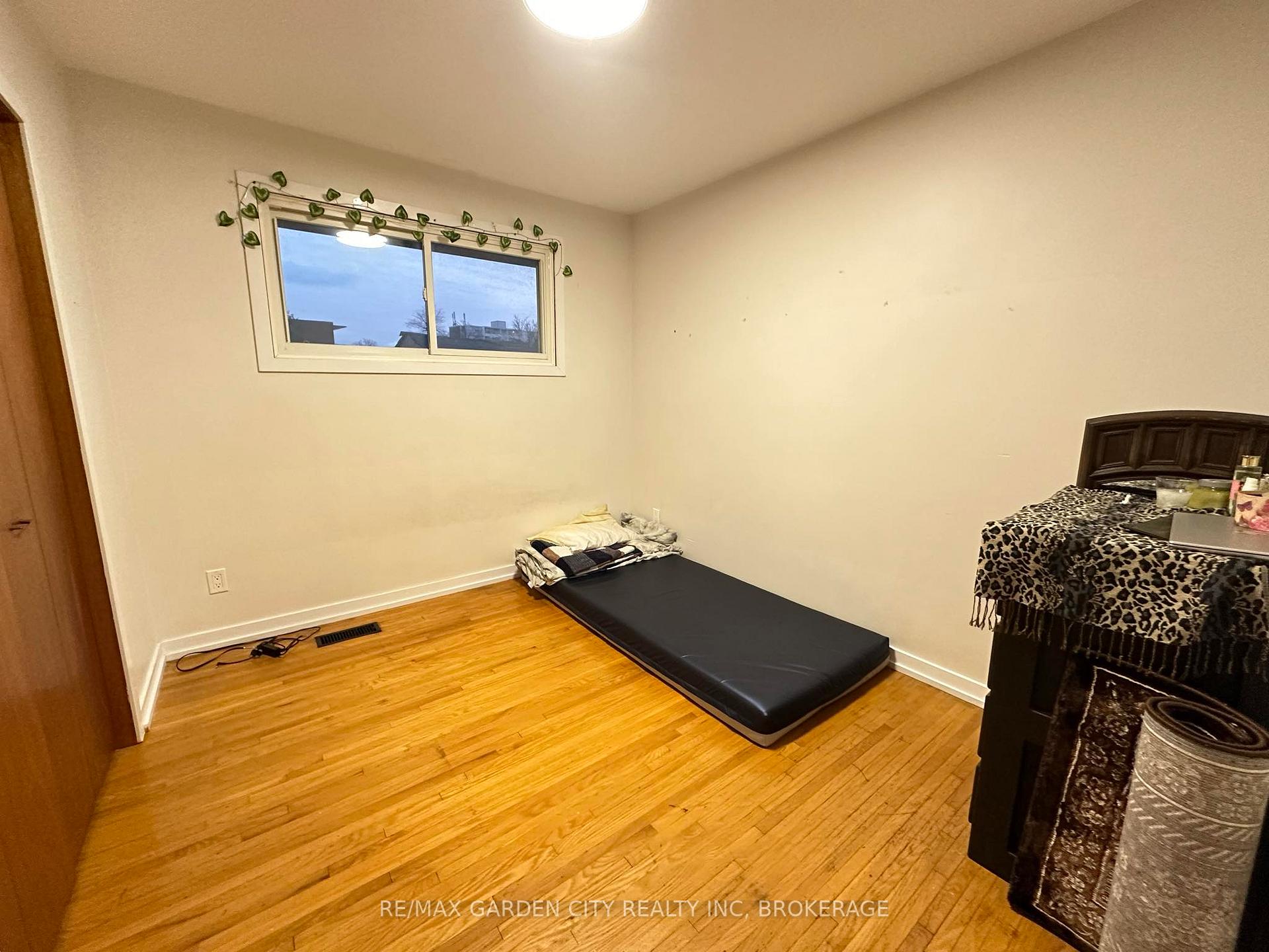 Photo 11 of 15 Champlain Avenue, Hamilton, Greenford — HOMEH