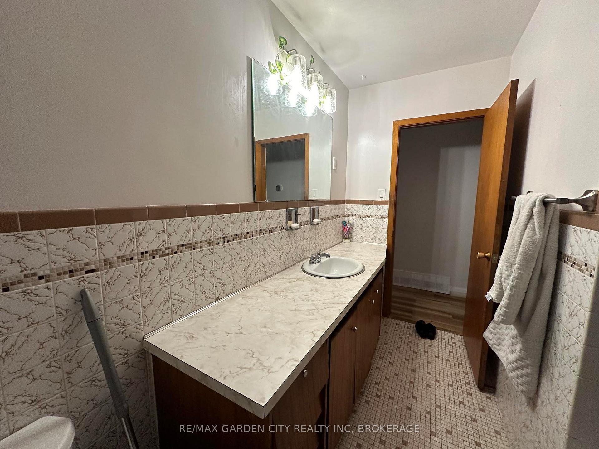 Photo 14 of 15 Champlain Avenue, Hamilton, Greenford — HOMEH