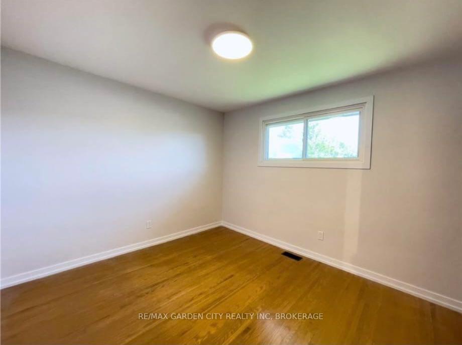 Photo 16 of 15 Champlain Avenue, Hamilton, Greenford — HOMEH