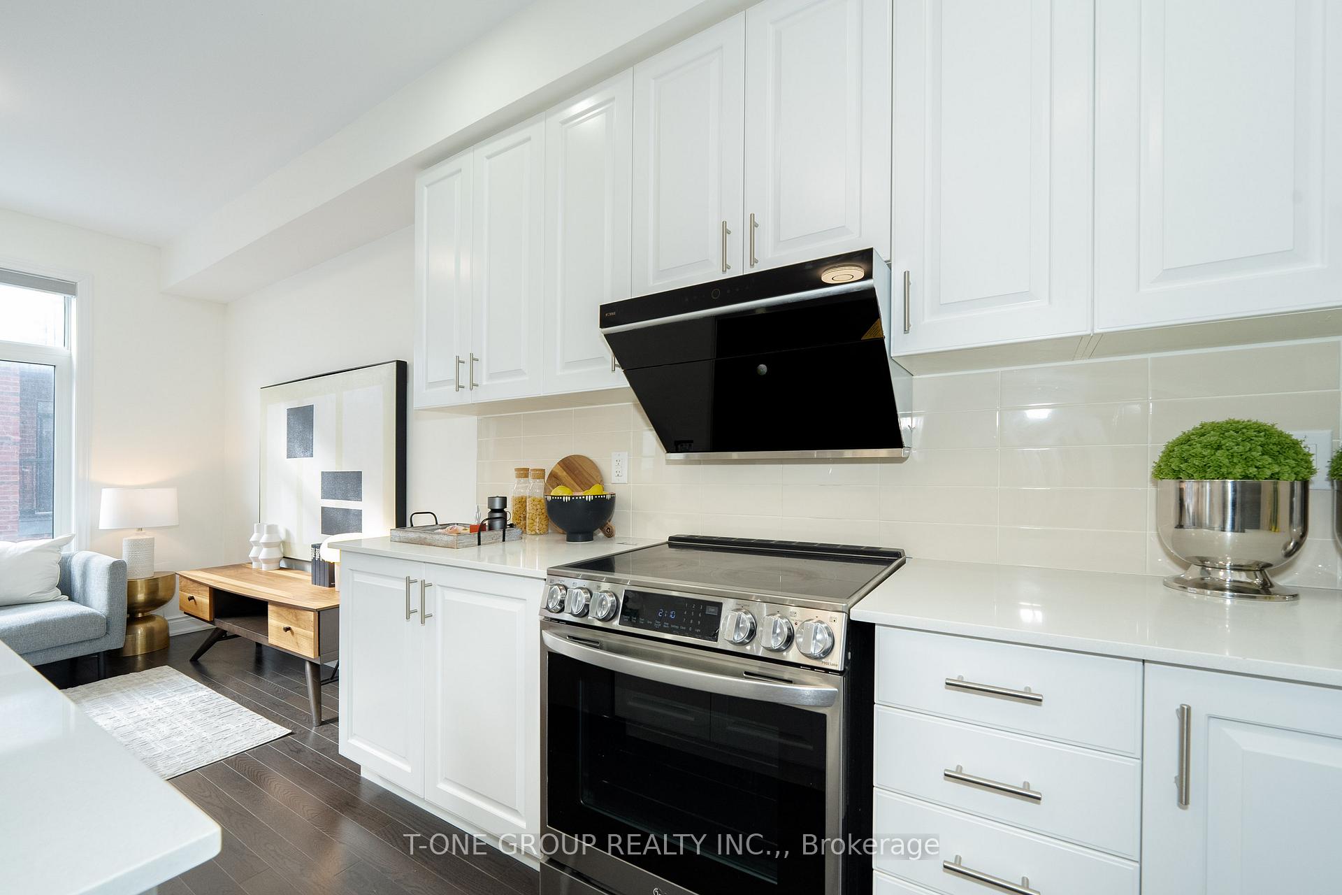 Photo 10 of 111 Lichfield Road, Markham, Unionville — HOMEH