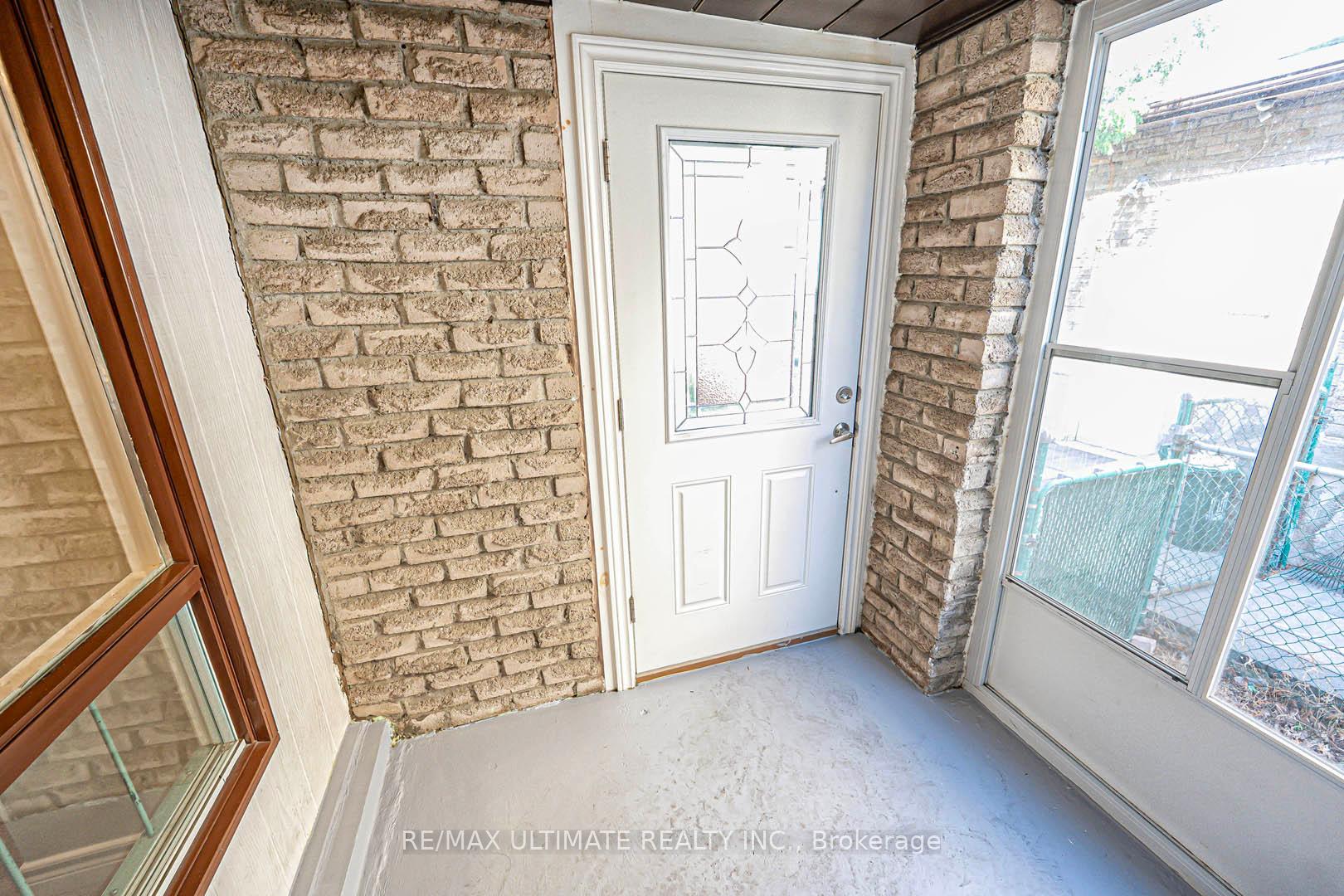 Photo 3 of 25 Larksmere Court, Markham, Milliken Mills West — HOMEH