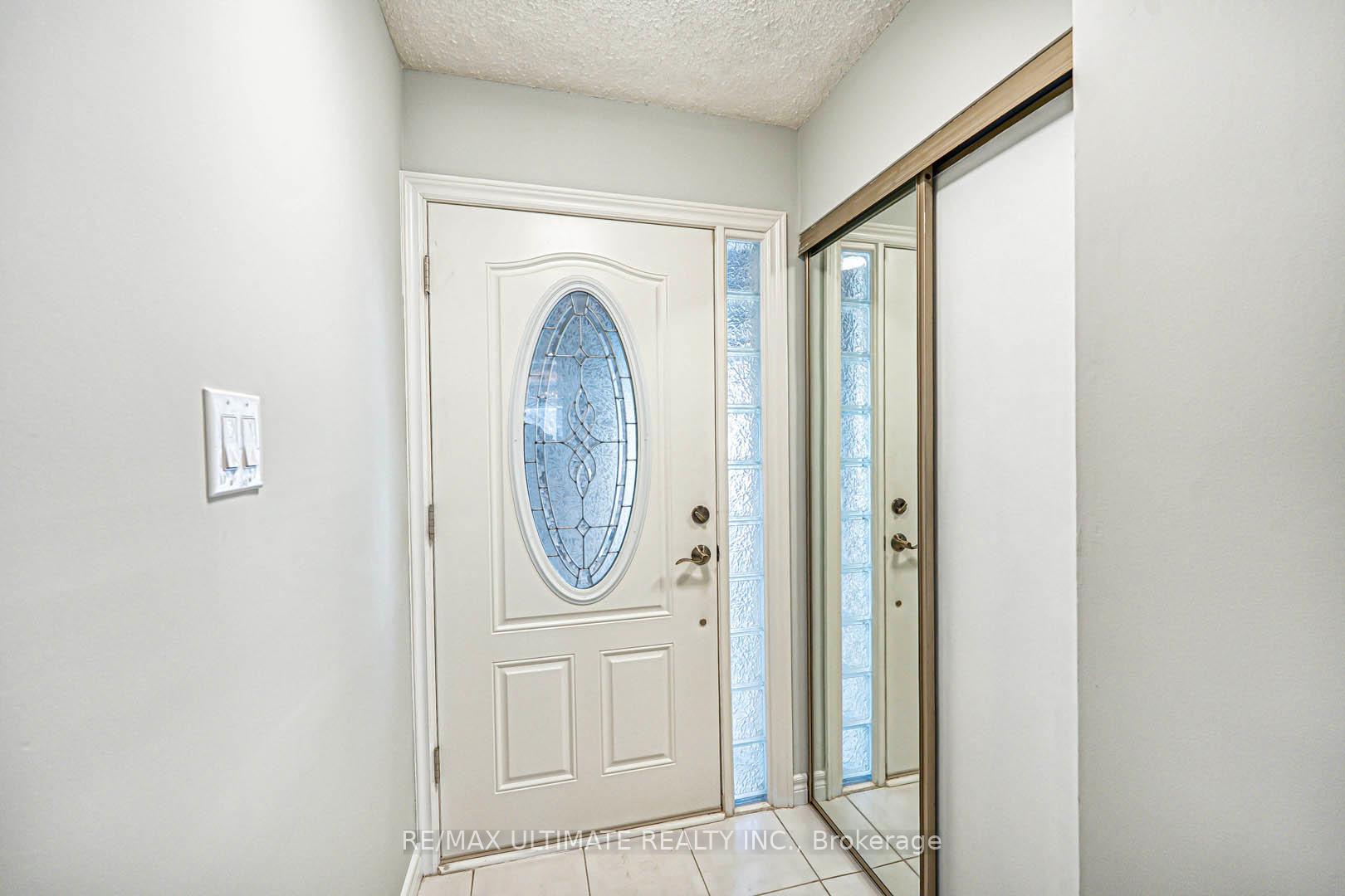 Photo 4 of 25 Larksmere Court, Markham, Milliken Mills West — HOMEH