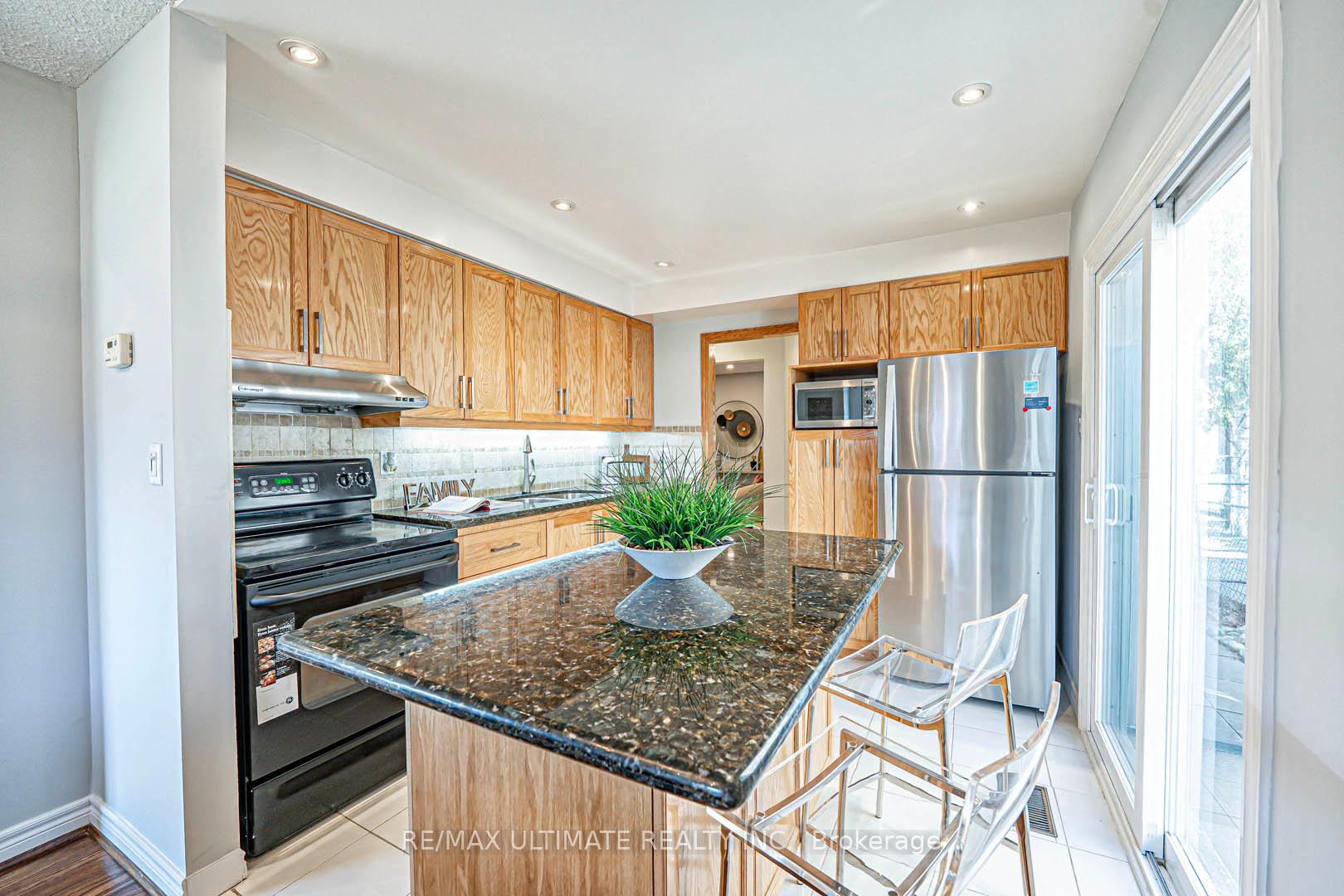 Photo 17 of 25 Larksmere Court, Markham, Milliken Mills West — HOMEH