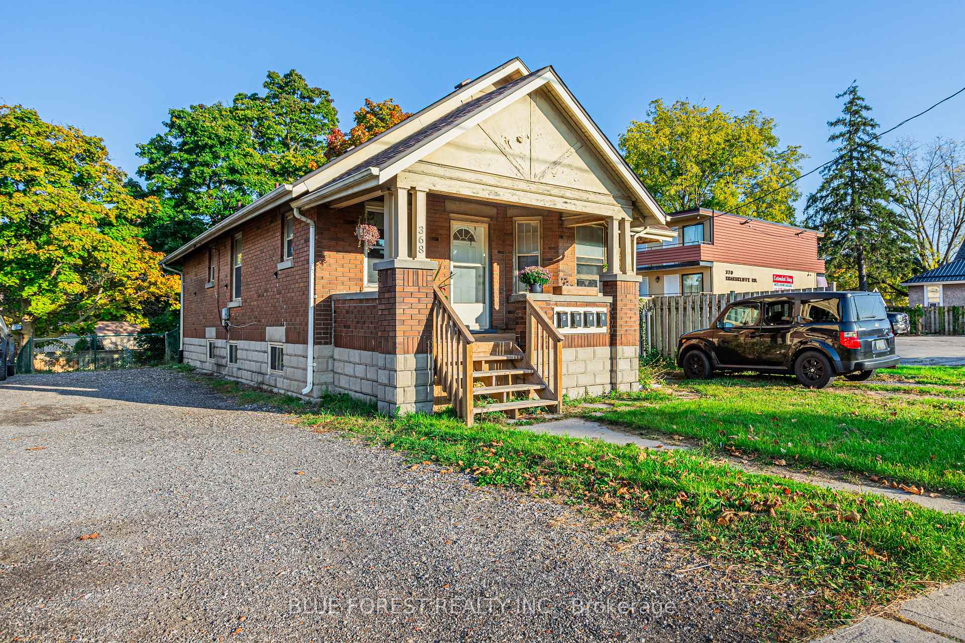 Front of 368 Wharncliffe Road S