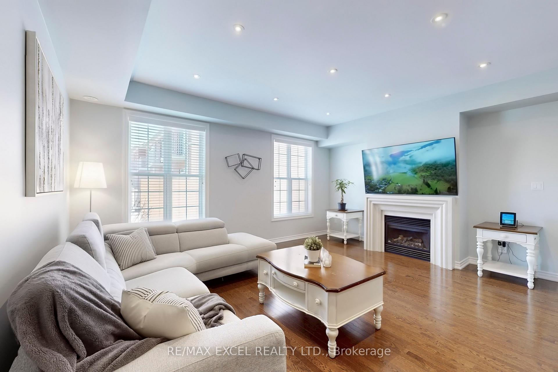 Photo 4 of 11 Vandaam Lane, Markham, Cathedraltown — HOMEH