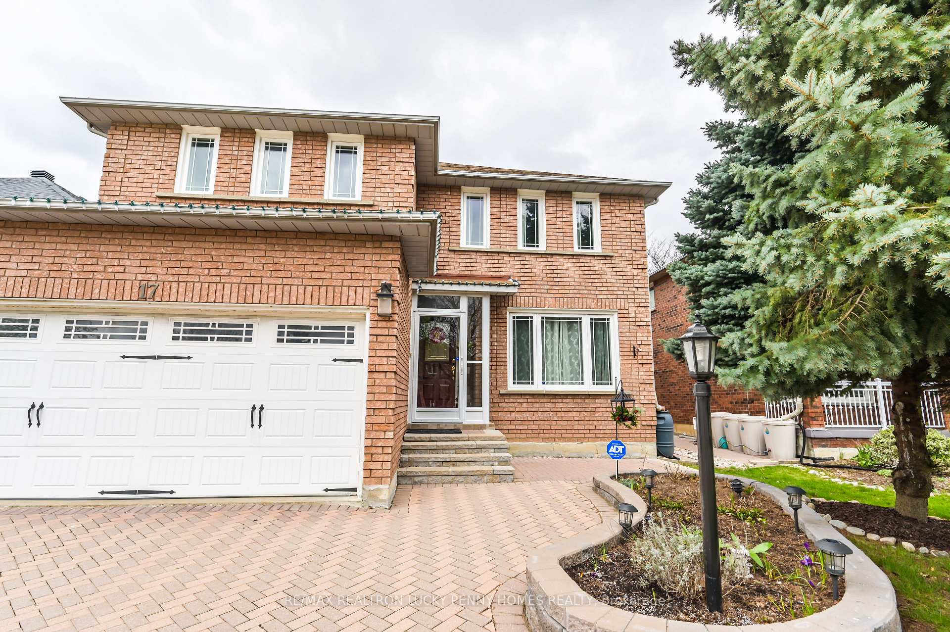 Photo 3 of 17 Buttonfield Road, Markham, Buttonville — HOMEH