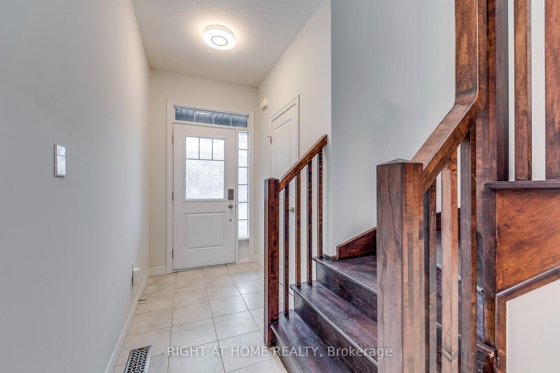 Photo 3 of 20 Farley Lane, Hamilton, Ancaster — HOMEH