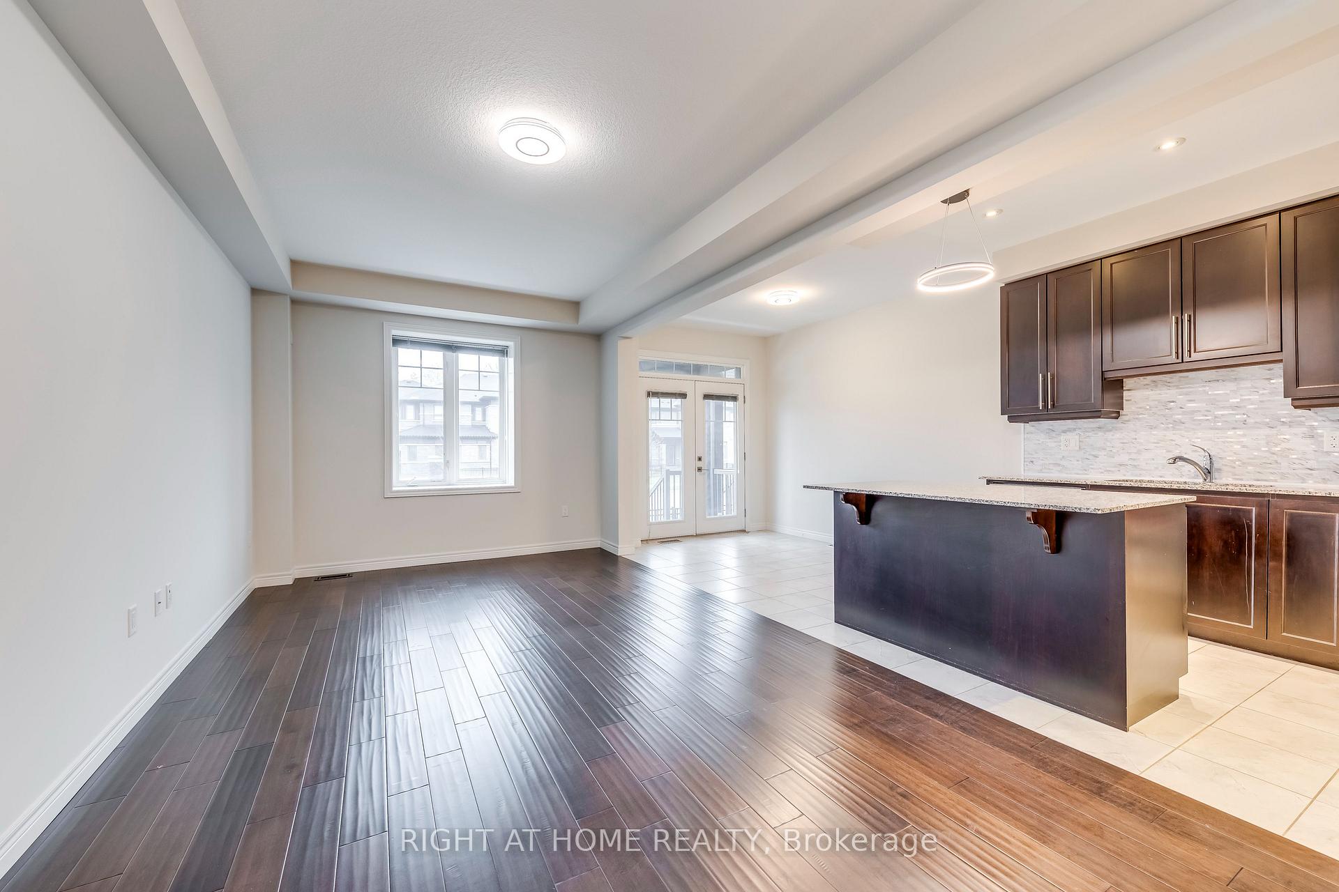 Photo 4 of 20 Farley Lane, Hamilton, Ancaster — HOMEH