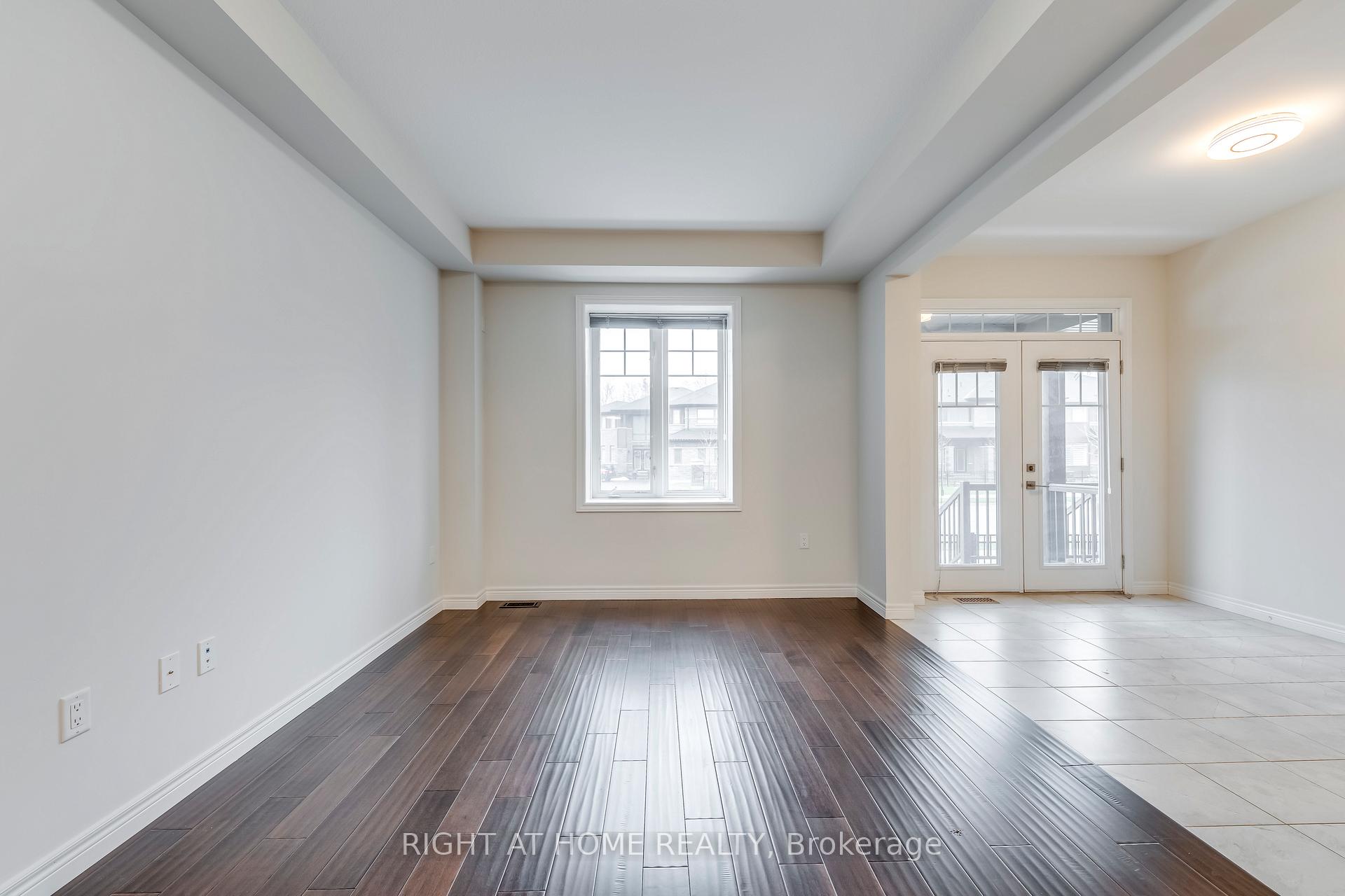 Photo 7 of 20 Farley Lane, Hamilton, Ancaster — HOMEH
