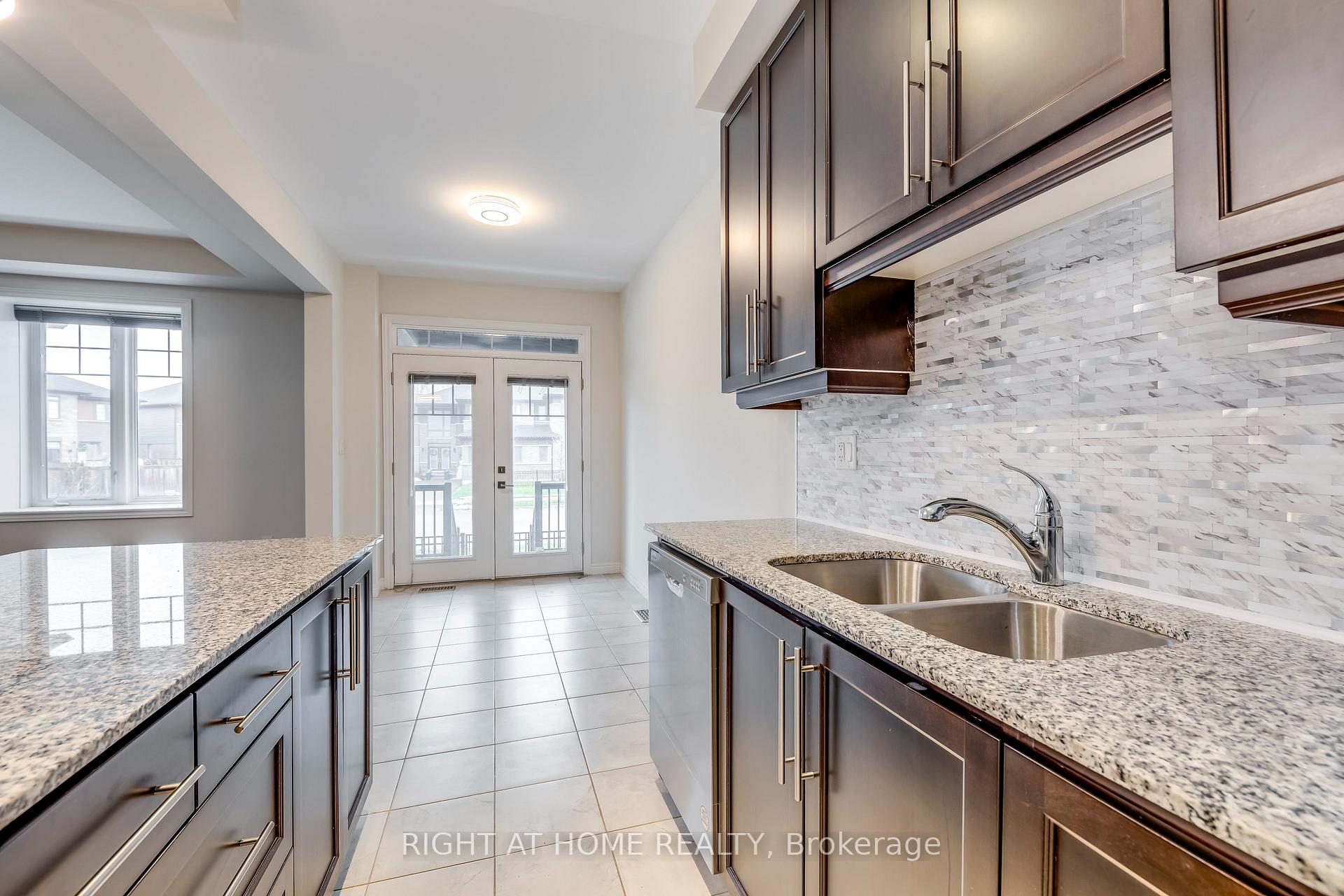 Photo 8 of 20 Farley Lane, Hamilton, Ancaster — HOMEH