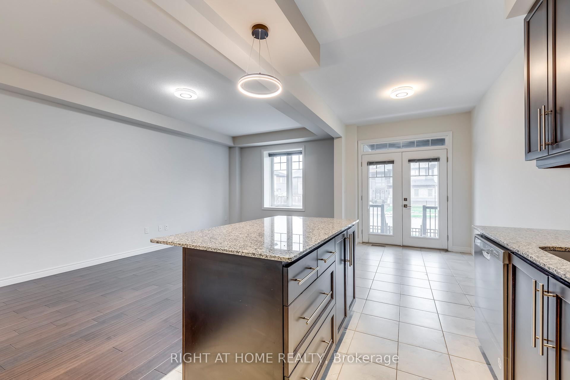 Photo 9 of 20 Farley Lane, Hamilton, Ancaster — HOMEH