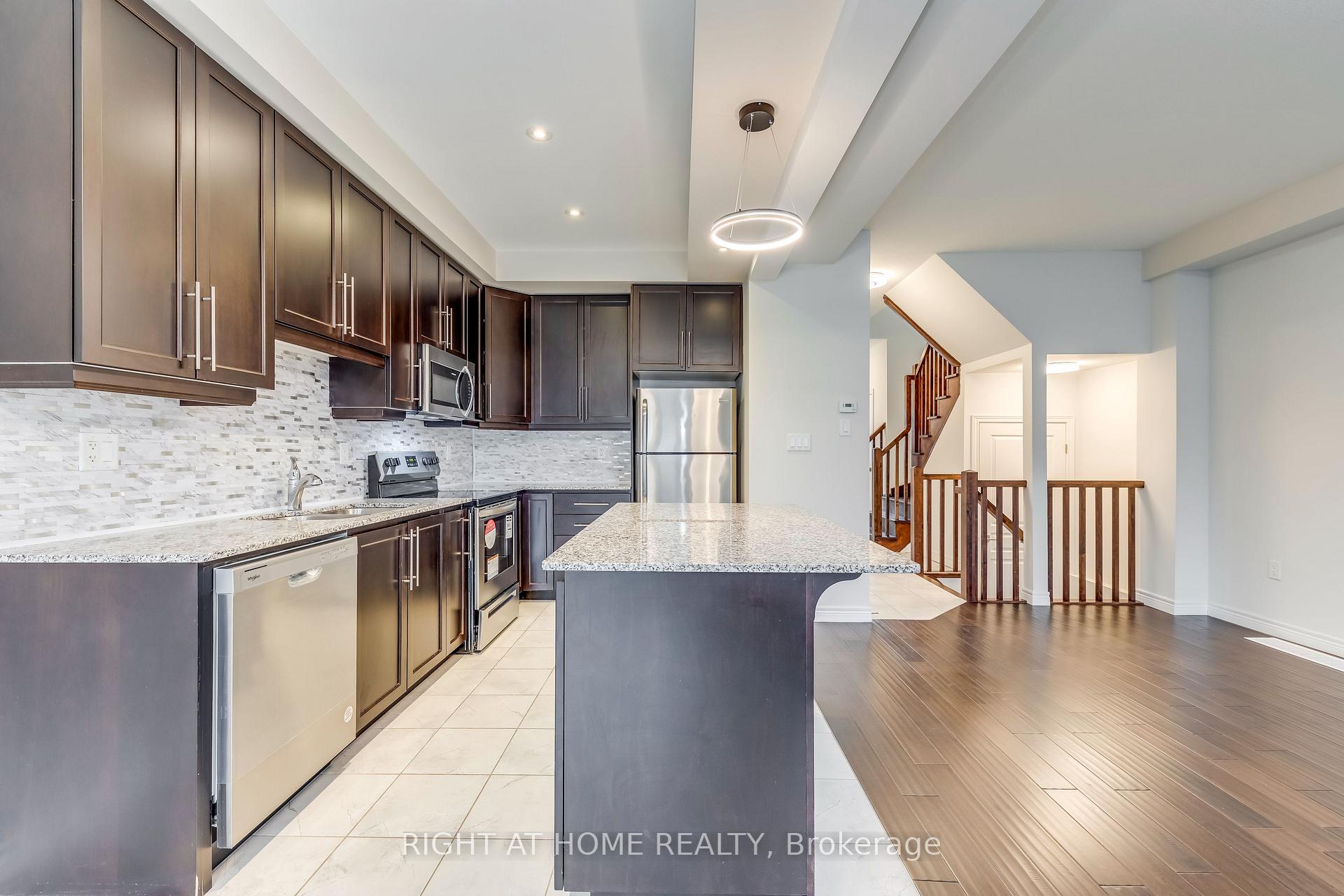 Photo 11 of 20 Farley Lane, Hamilton, Ancaster — HOMEH
