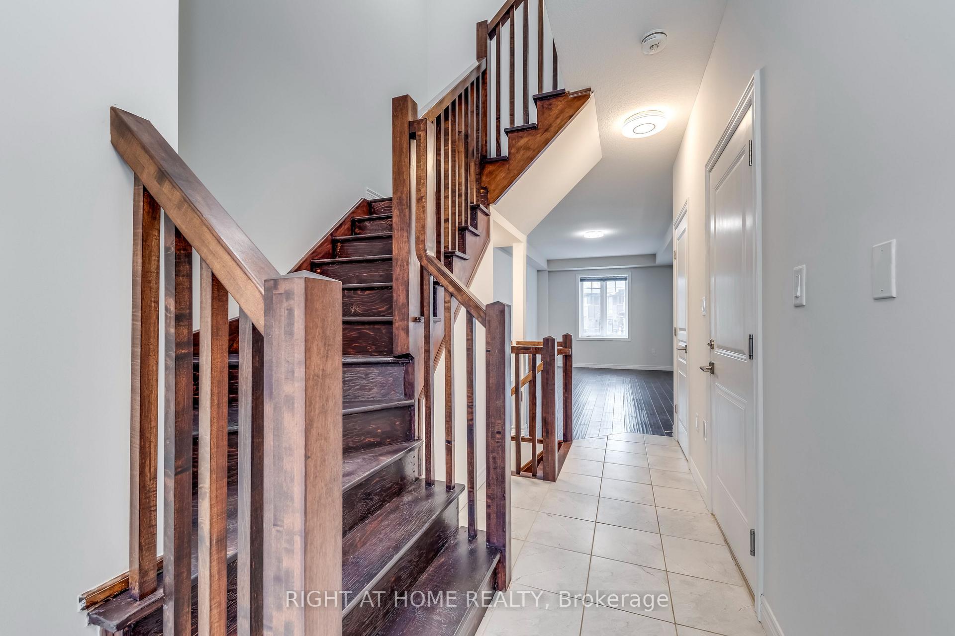 Photo 16 of 20 Farley Lane, Hamilton, Ancaster — HOMEH