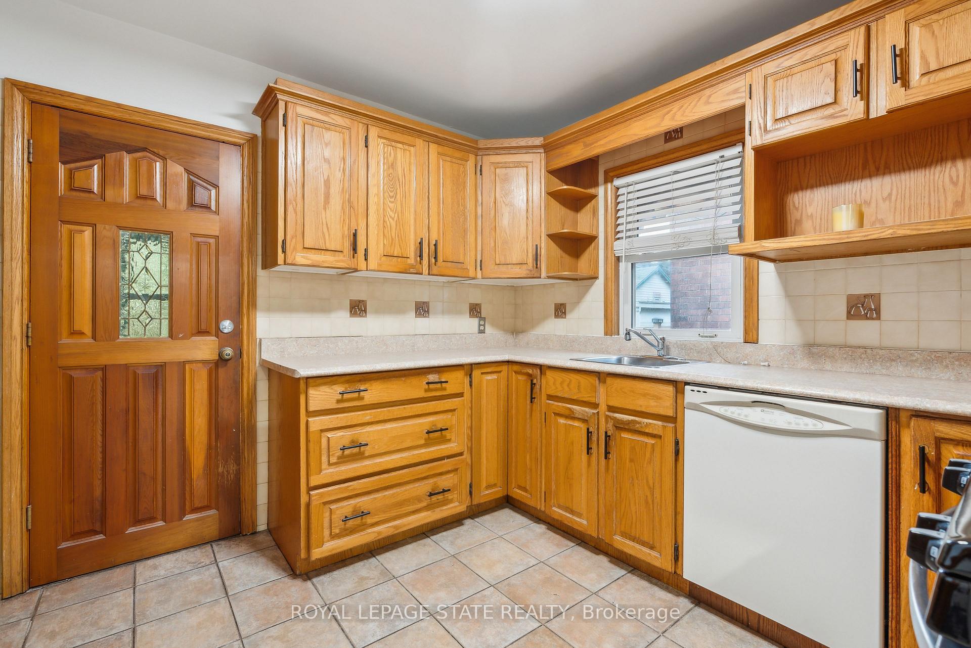 Photo 6 of 28 Connaught Avenue N, Hamilton, Gibson — HOMEH