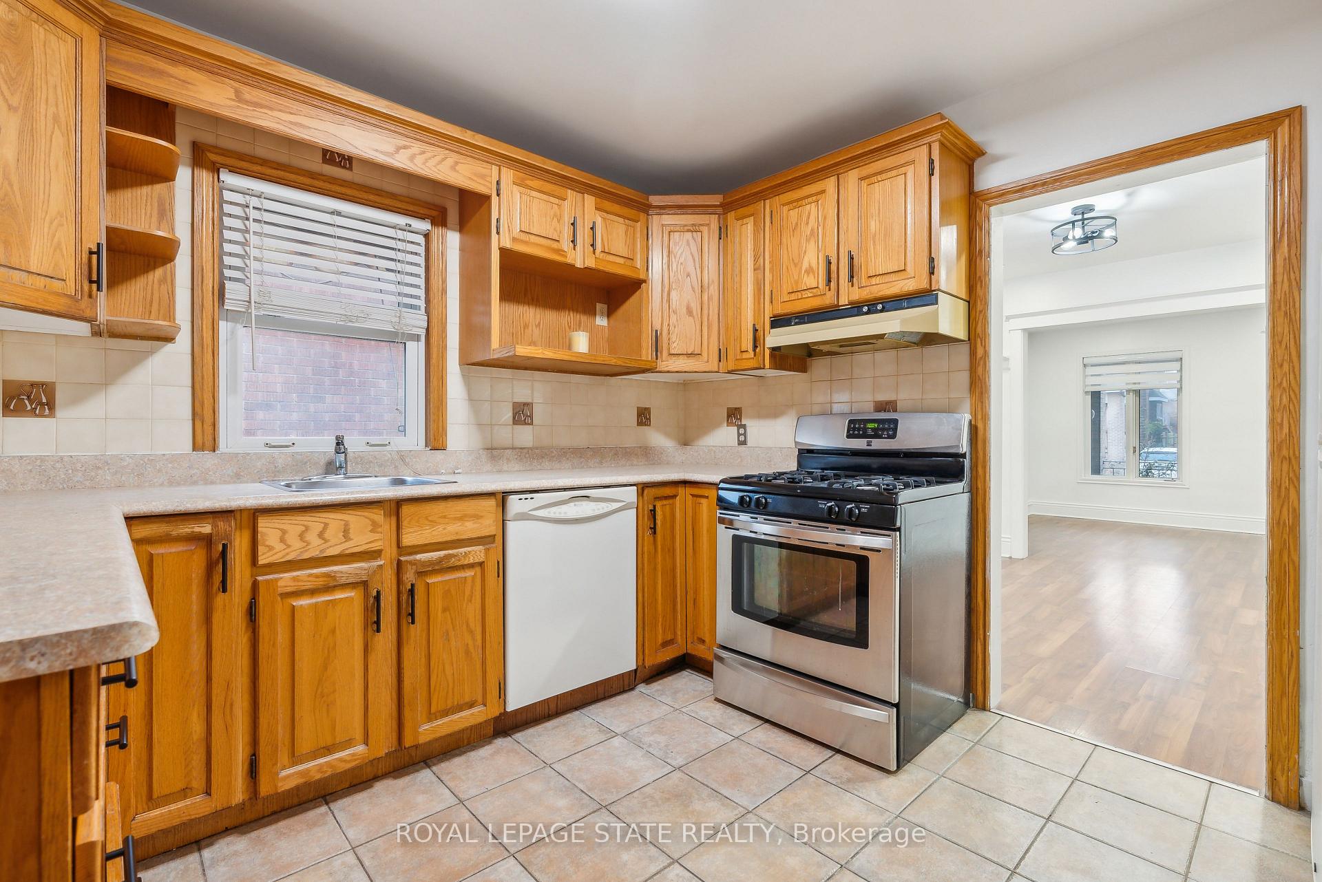 Photo 7 of 28 Connaught Avenue N, Hamilton, Gibson — HOMEH