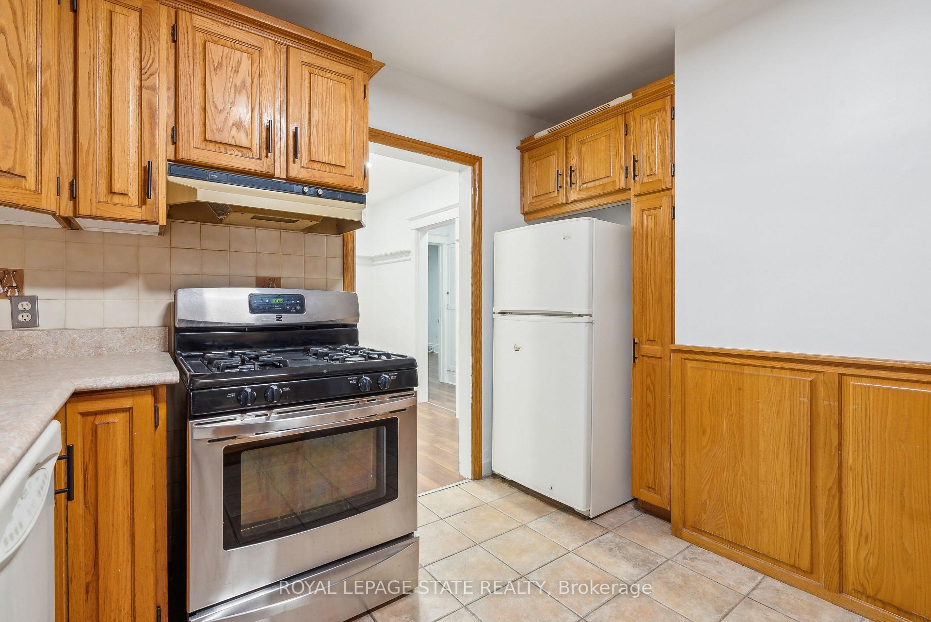 Photo 8 of 28 Connaught Avenue N, Hamilton, Gibson — HOMEH