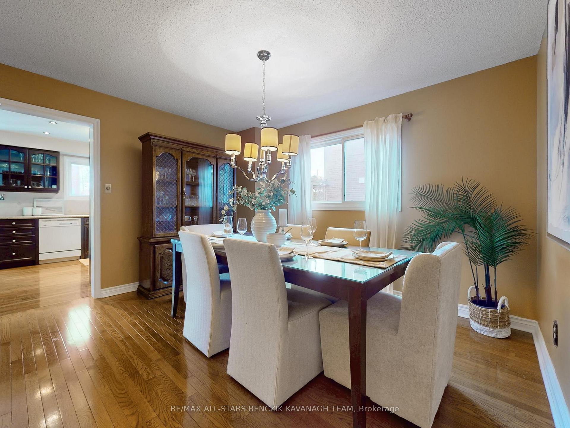 Photo 4 of 127 Tilman Circle, Markham, Markham Village — HOMEH