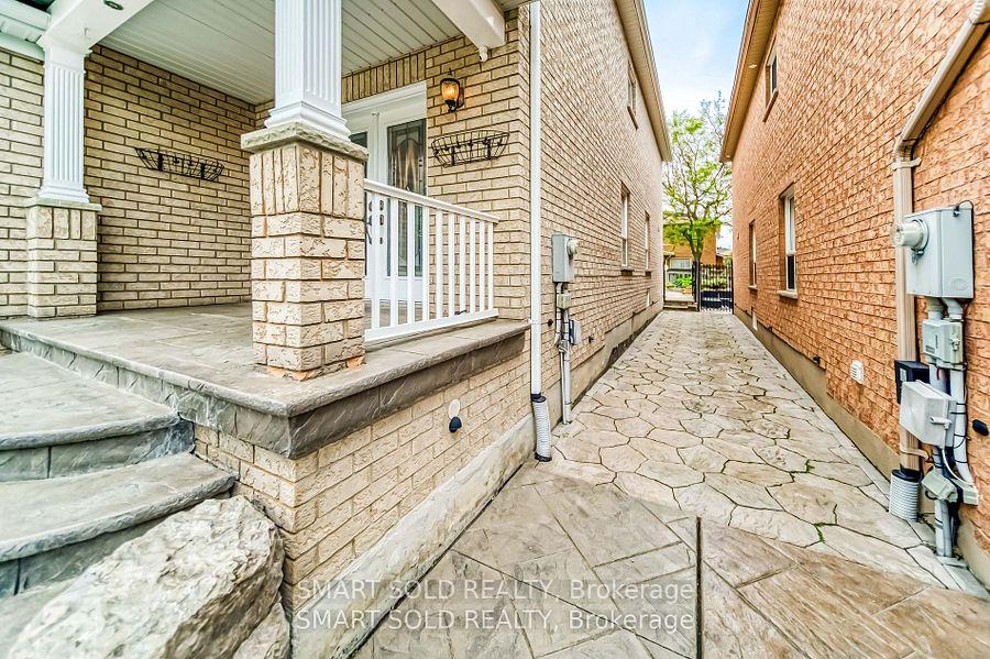Photo 3 of Unit Lower, 13 Manorpark Court, Markham, Raymerville — HOMEH