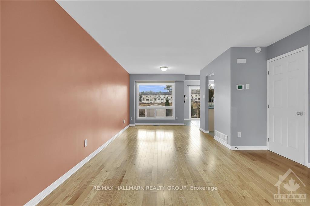 Photo 3 of 5 Newcastle Avenue, Ottawa, Kanata - Morgan's Grant/South March — HOMEH