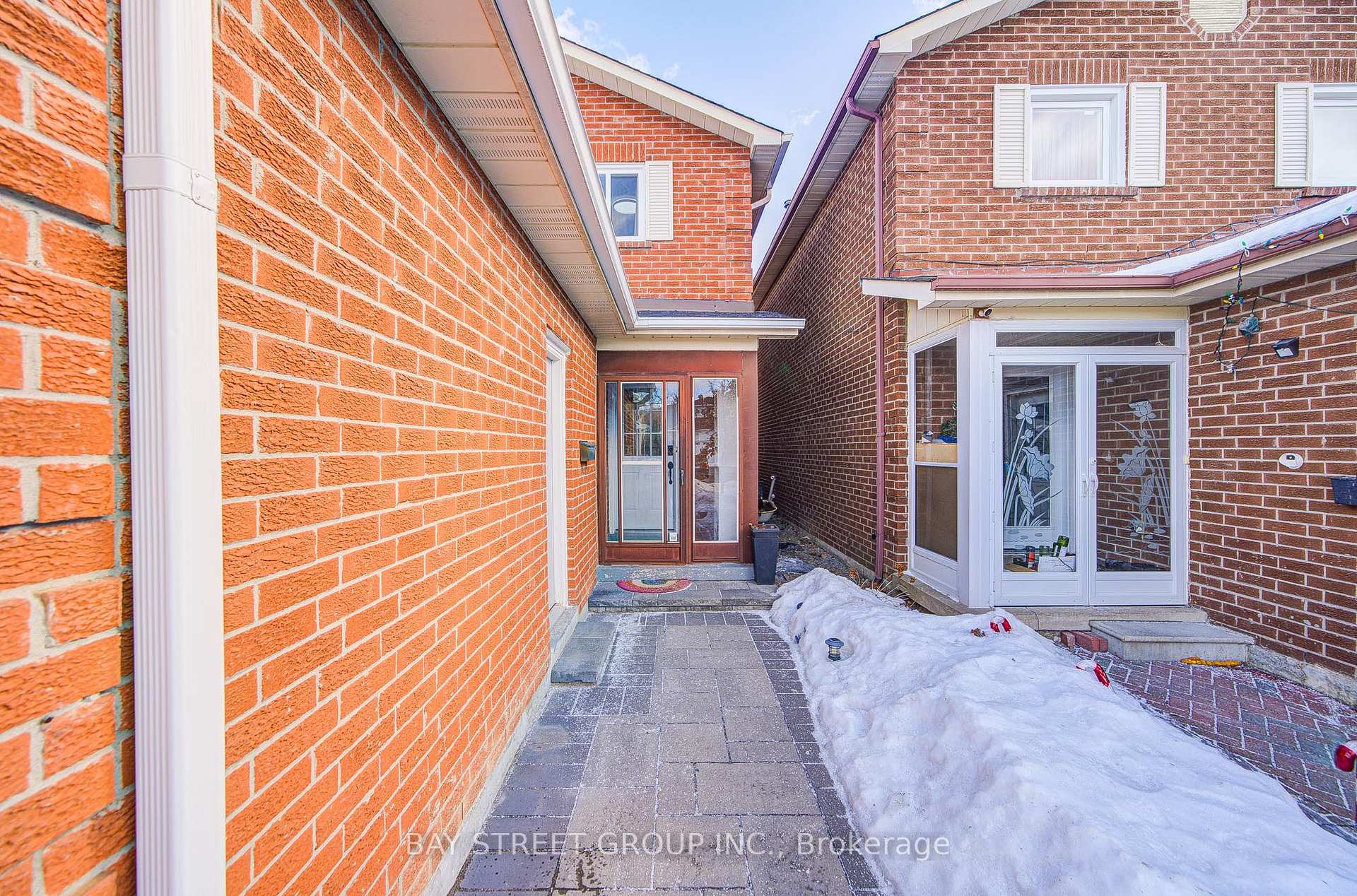 Photo 2 of 49 Trothen Circle, Markham, Markham Village — HOMEH