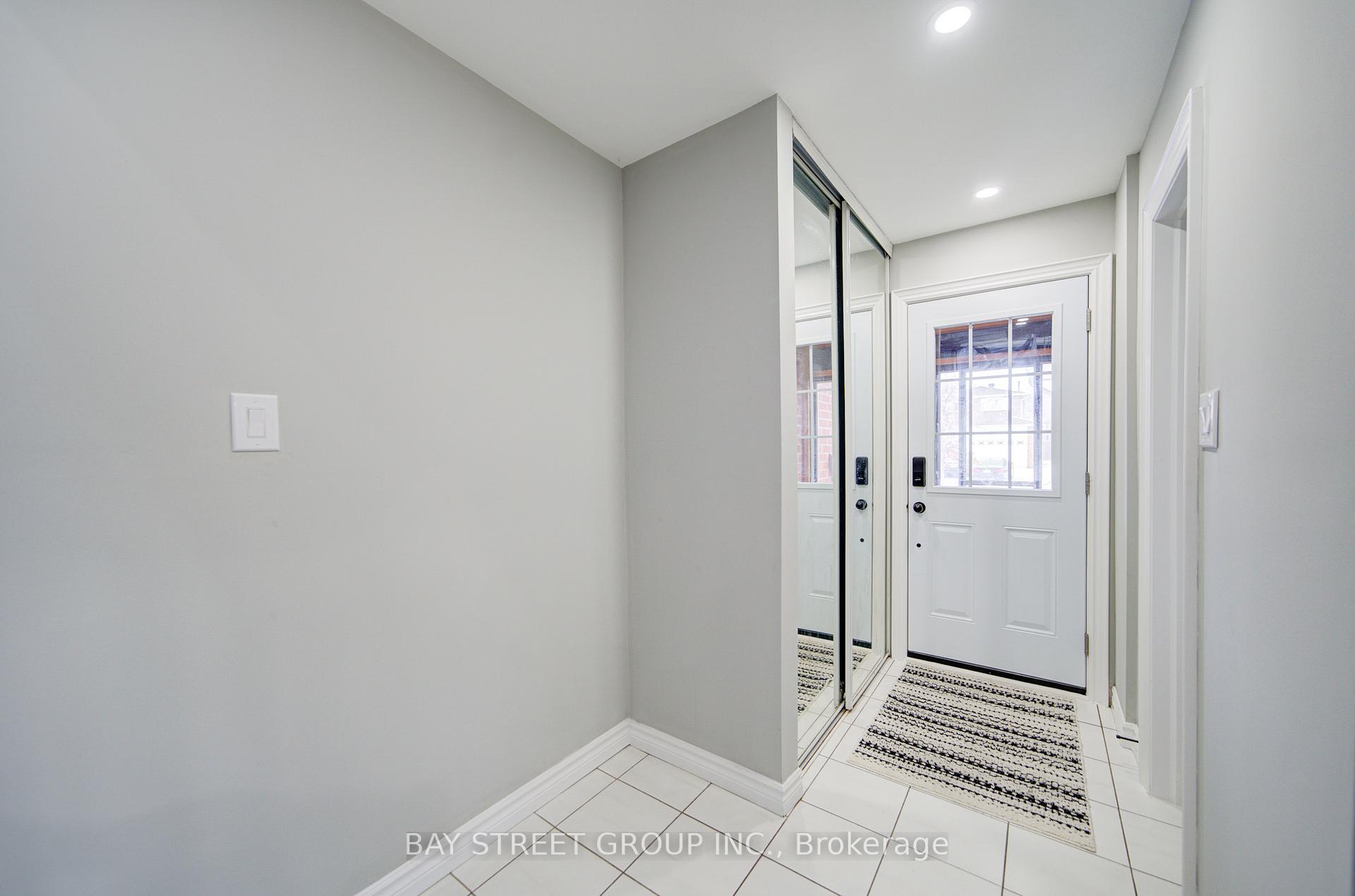 Photo 3 of 49 Trothen Circle, Markham, Markham Village — HOMEH