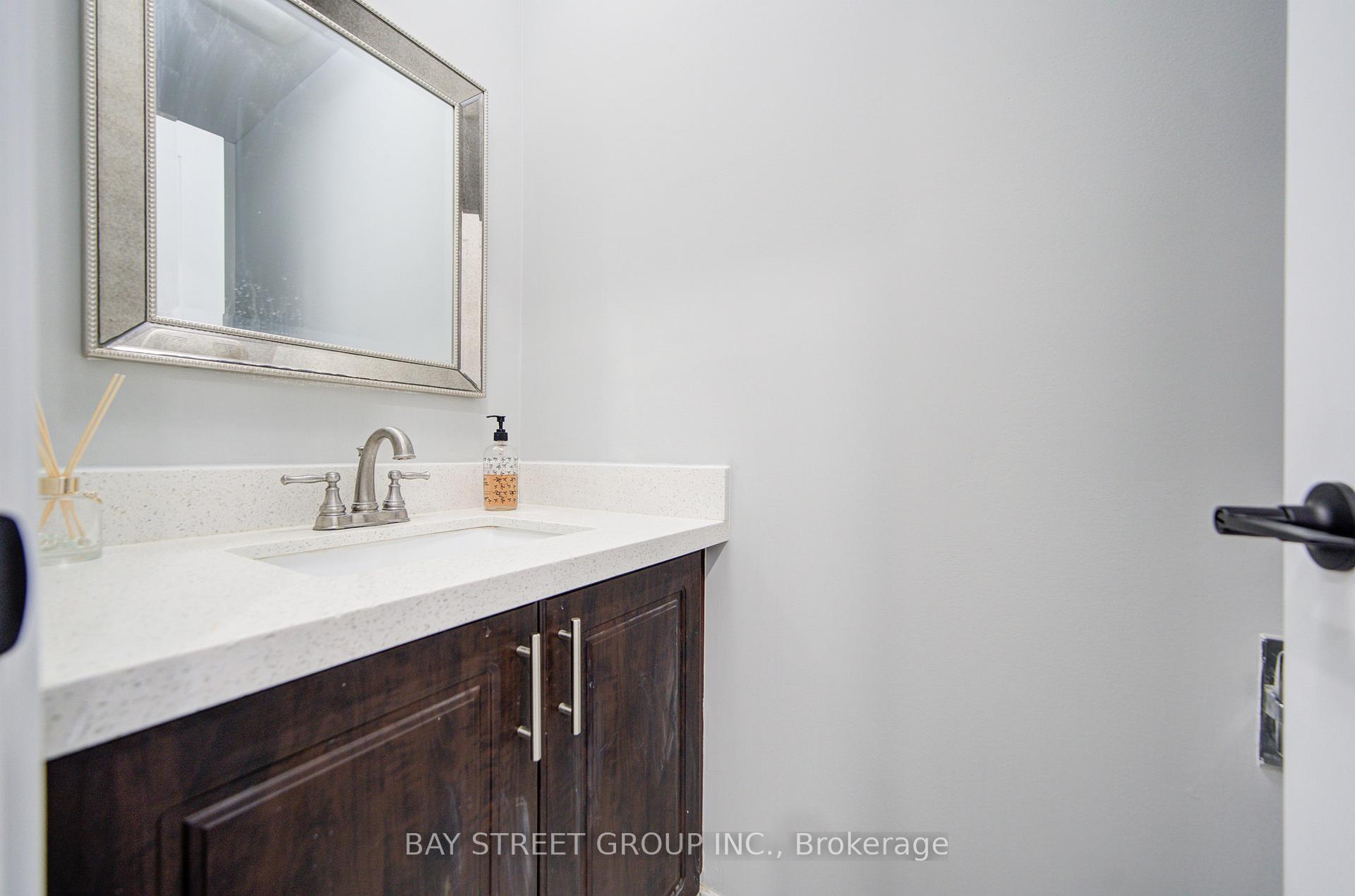 Photo 5 of 49 Trothen Circle, Markham, Markham Village — HOMEH