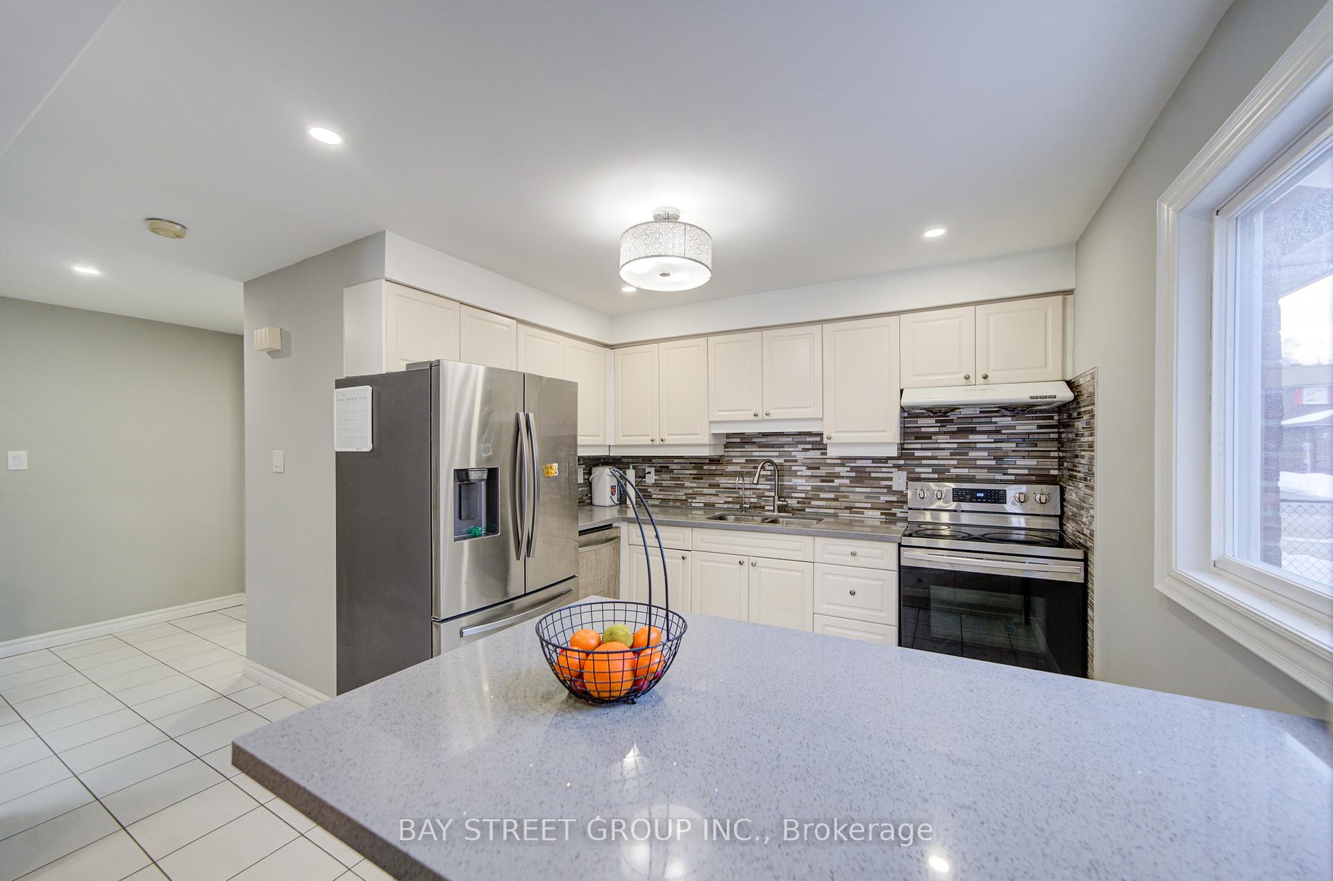 Photo 6 of 49 Trothen Circle, Markham, Markham Village — HOMEH