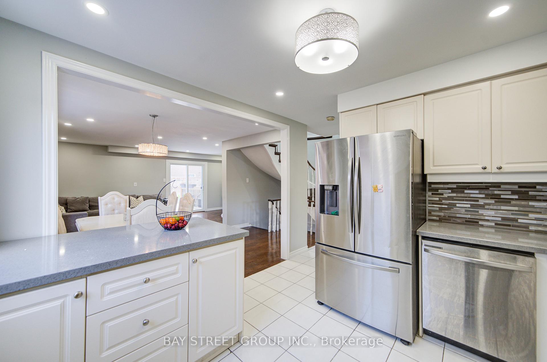 Photo 7 of 49 Trothen Circle, Markham, Markham Village — HOMEH
