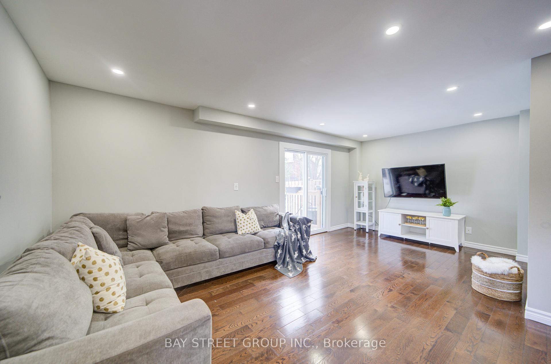 Photo 12 of 49 Trothen Circle, Markham, Markham Village — HOMEH