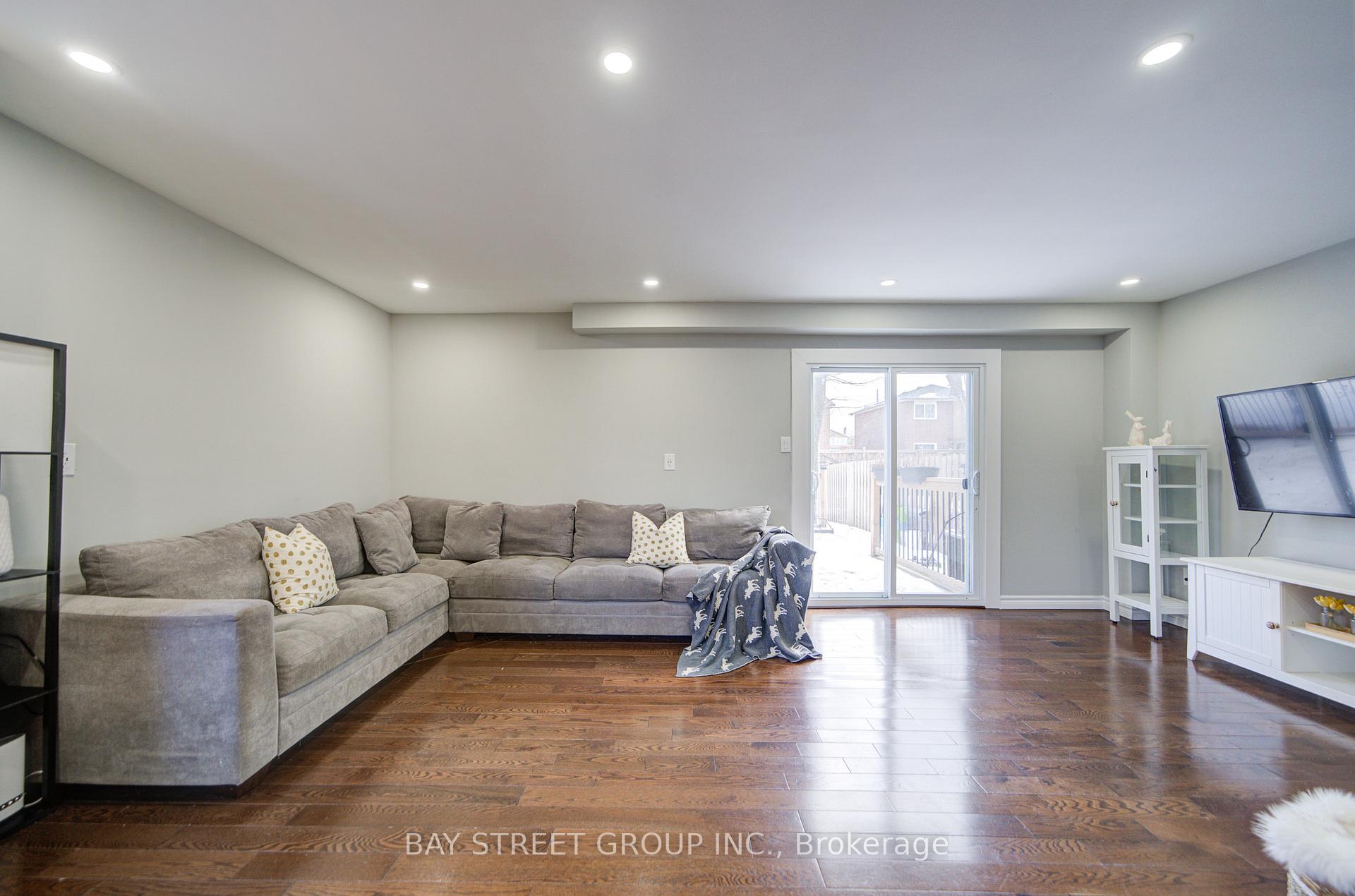 Photo 13 of 49 Trothen Circle, Markham, Markham Village — HOMEH