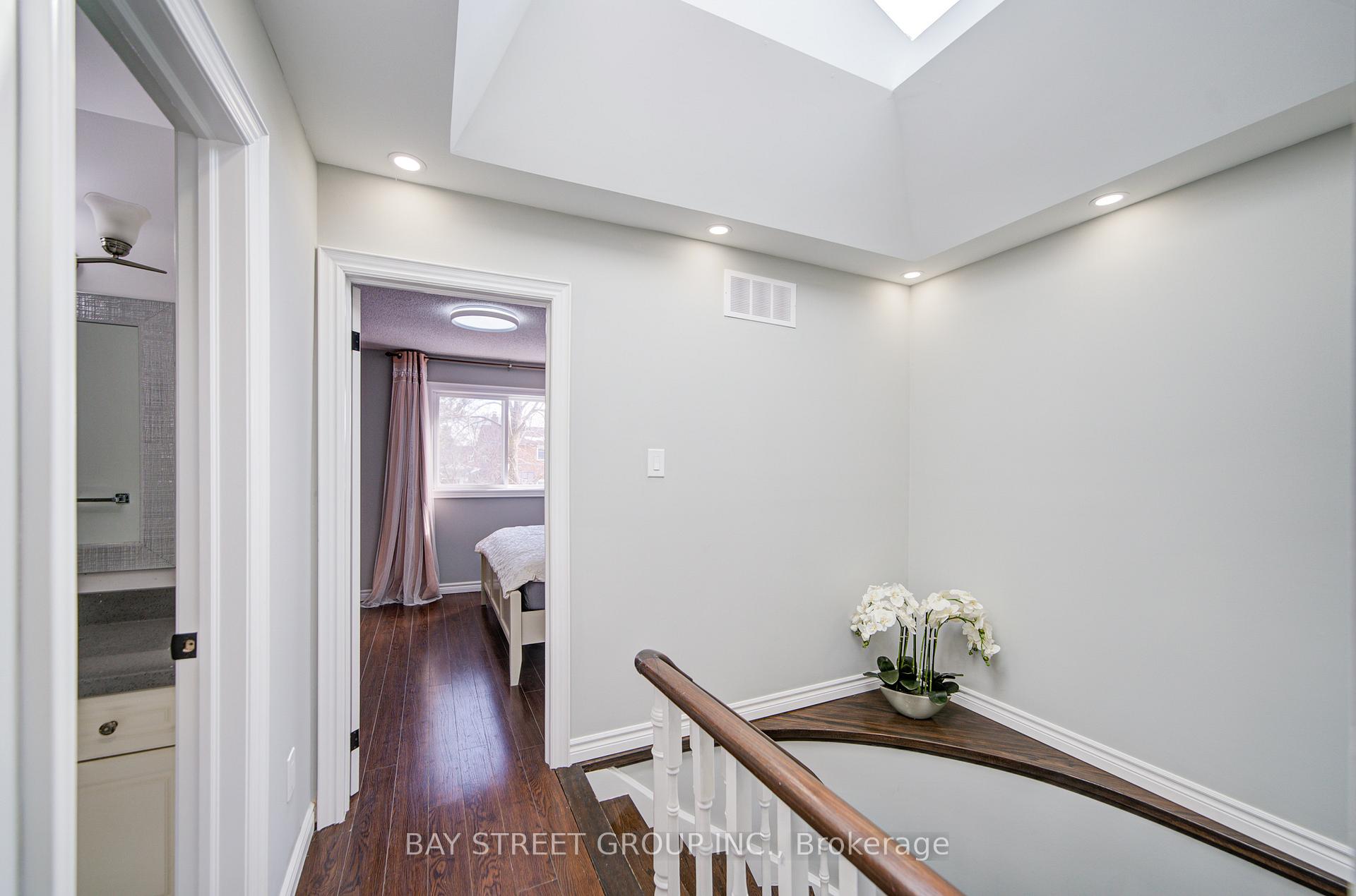 Photo 15 of 49 Trothen Circle, Markham, Markham Village — HOMEH