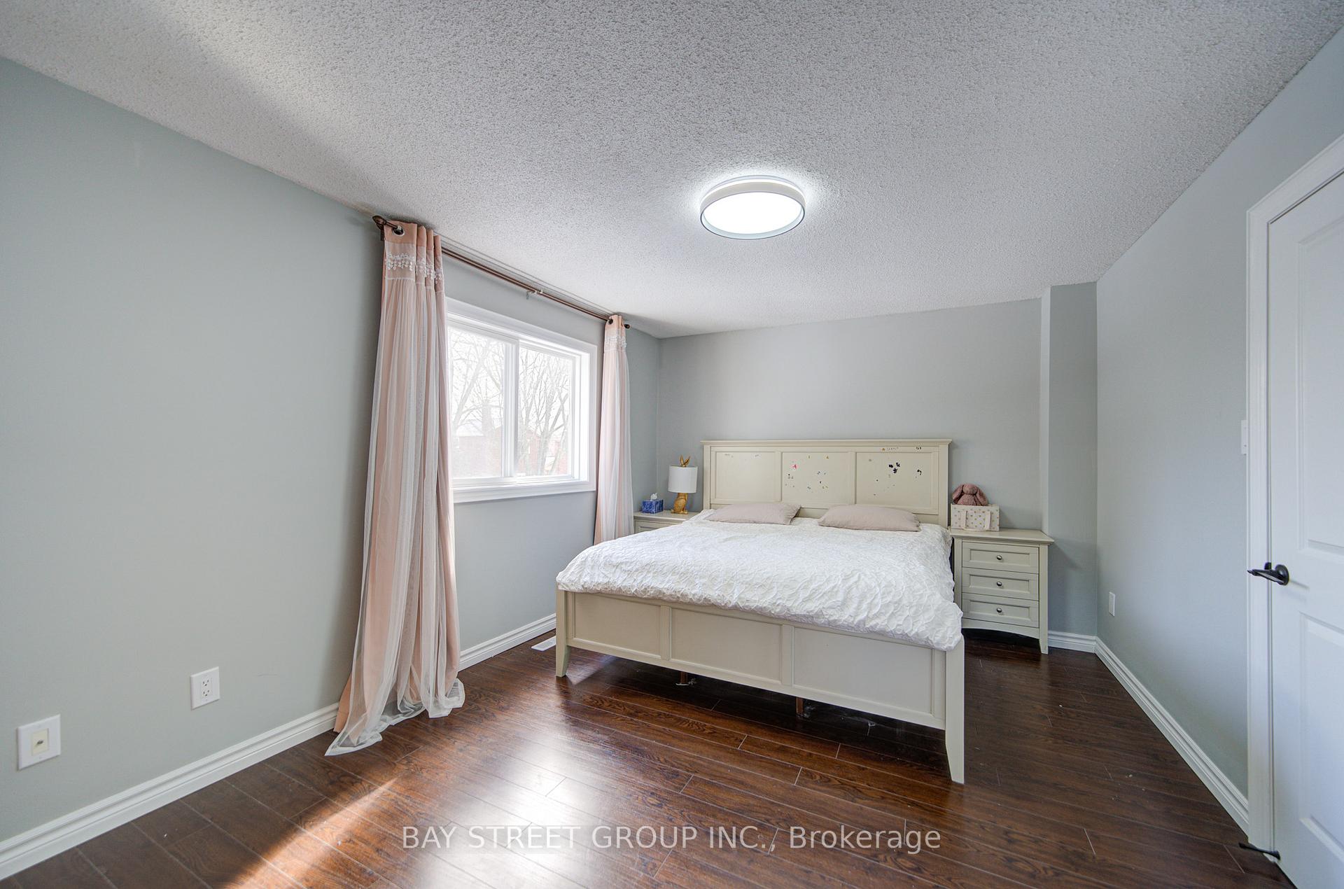 Photo 16 of 49 Trothen Circle, Markham, Markham Village — HOMEH