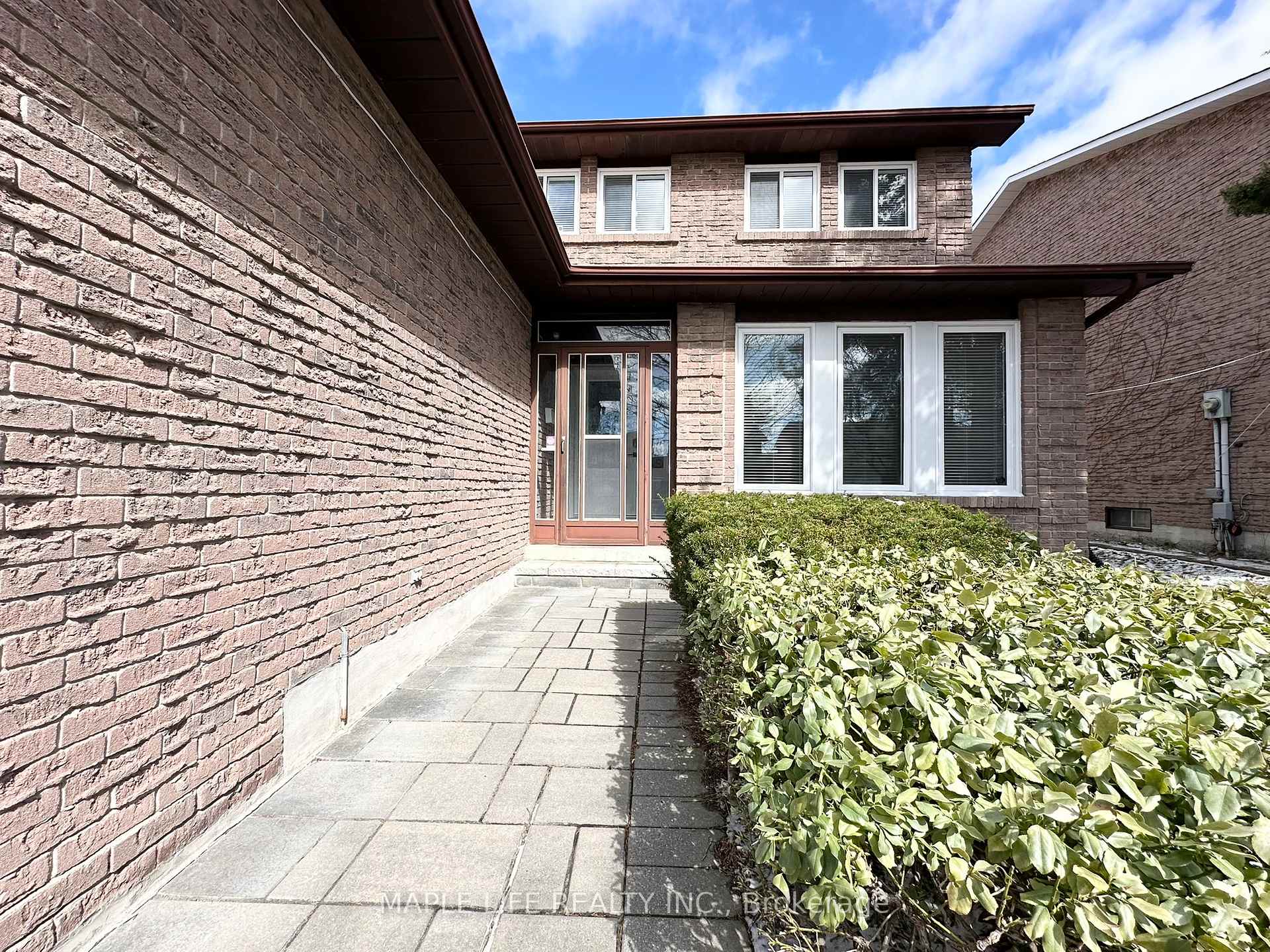 Photo 2 of 7 Vanhorn Court, Markham, Aileen-Willowbrook — HOMEH