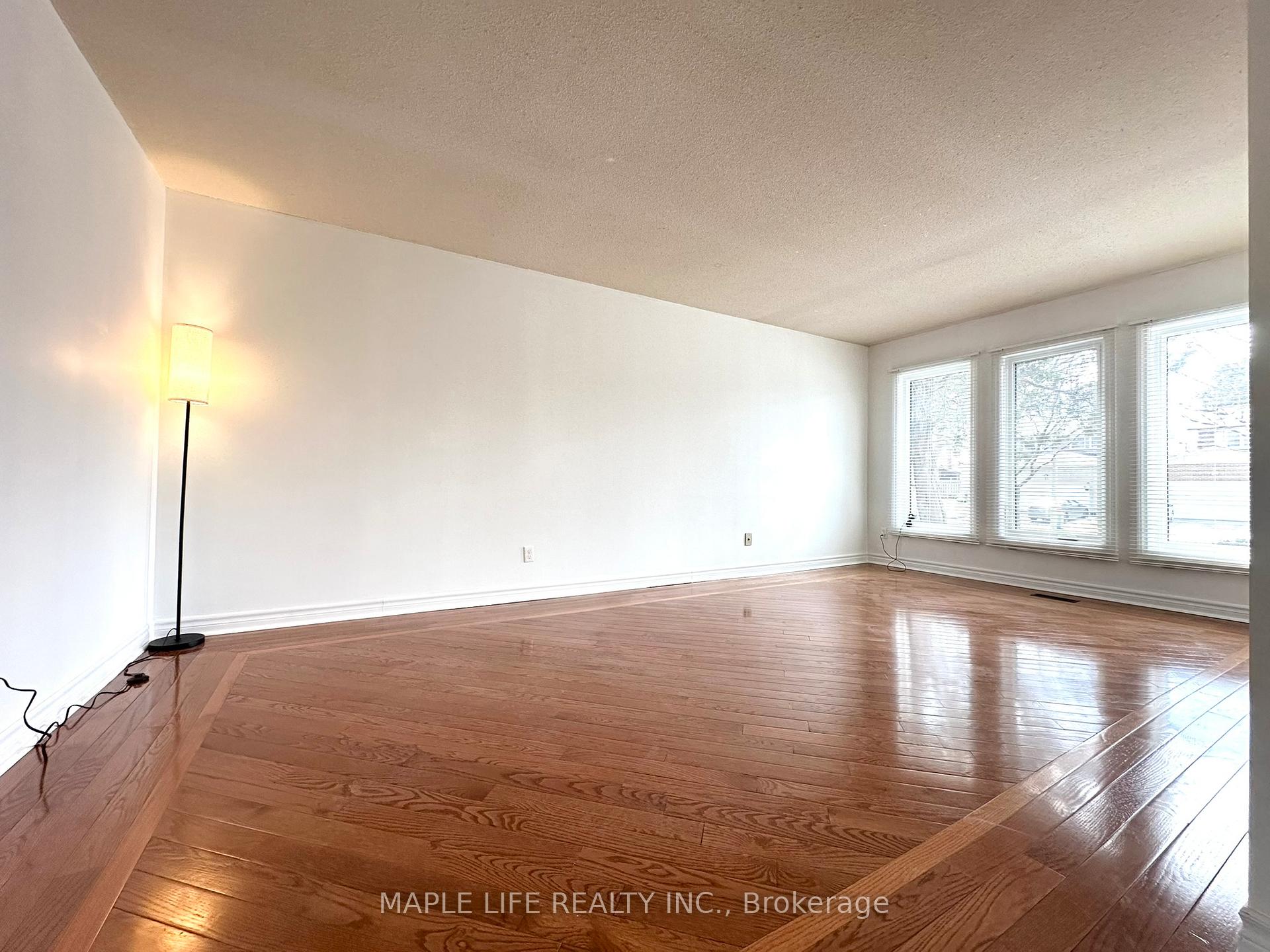 Photo 5 of 7 Vanhorn Court, Markham, Aileen-Willowbrook — HOMEH