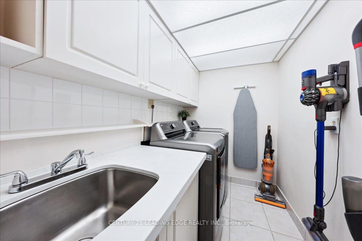 Photo 8 of 27 Blue Spruce Lane, Markham, Royal Orchard — HOMEH