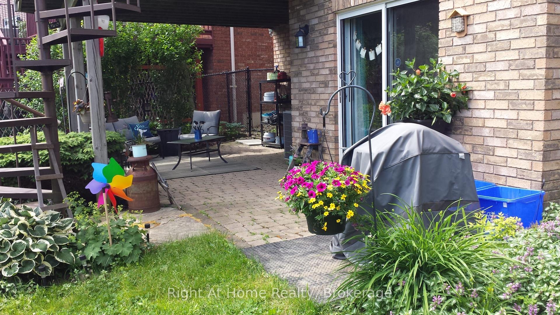 Photo 4 of Unit LOWER, 127 Bridgeport Crescent, Hamilton, Meadowlands — HOMEH