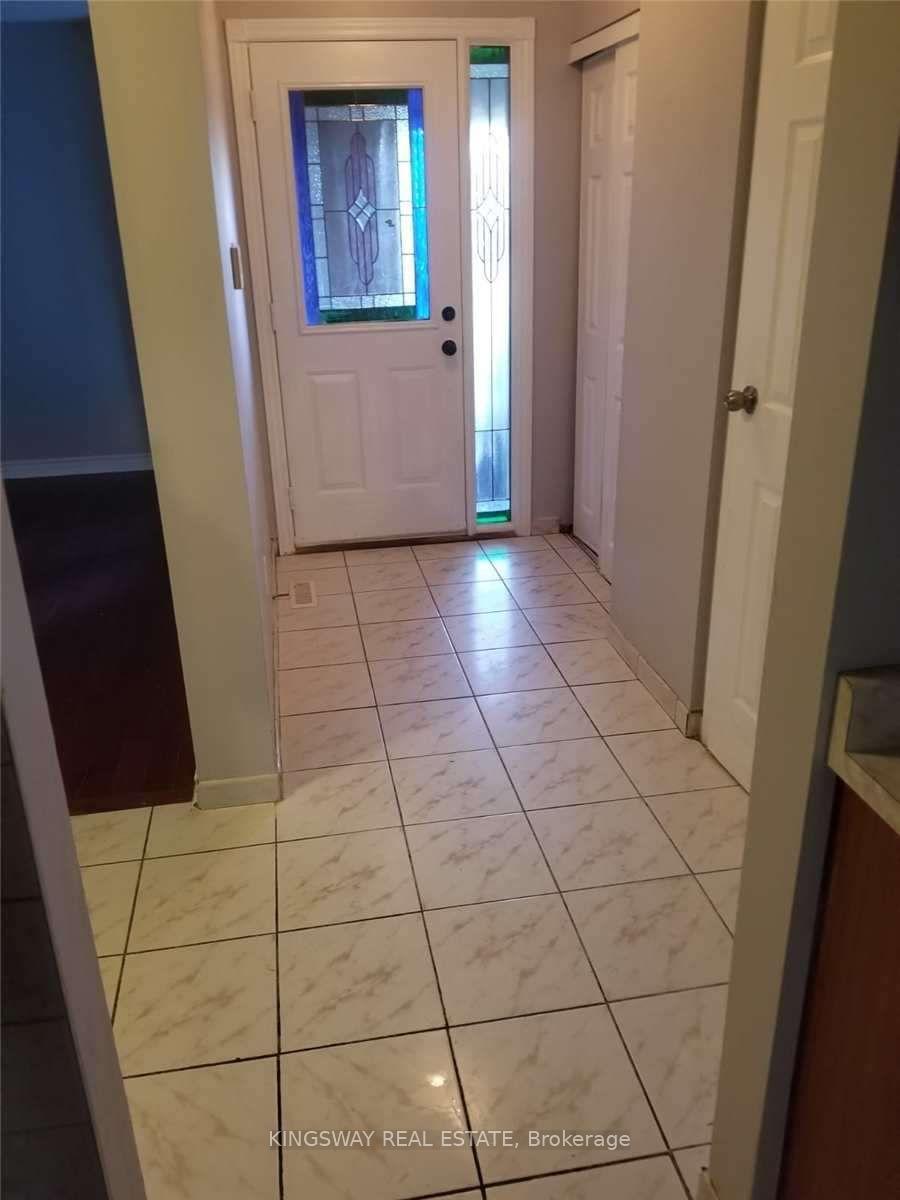 Photo 4 of 12 Cottsmore Crescent, Markham, Milliken Mills West — HOMEH