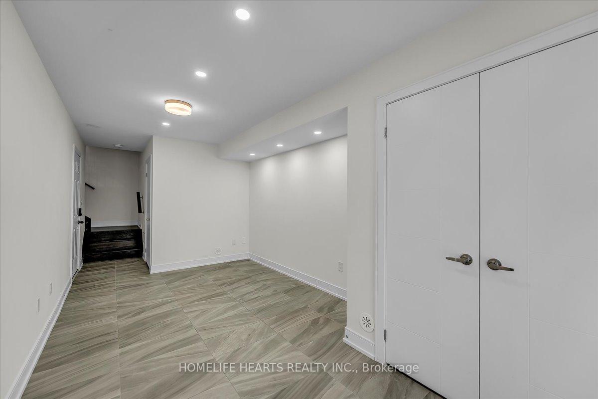 Photo 10 of 1389 Clarriage Court E, Milton, Ford — HOMEH