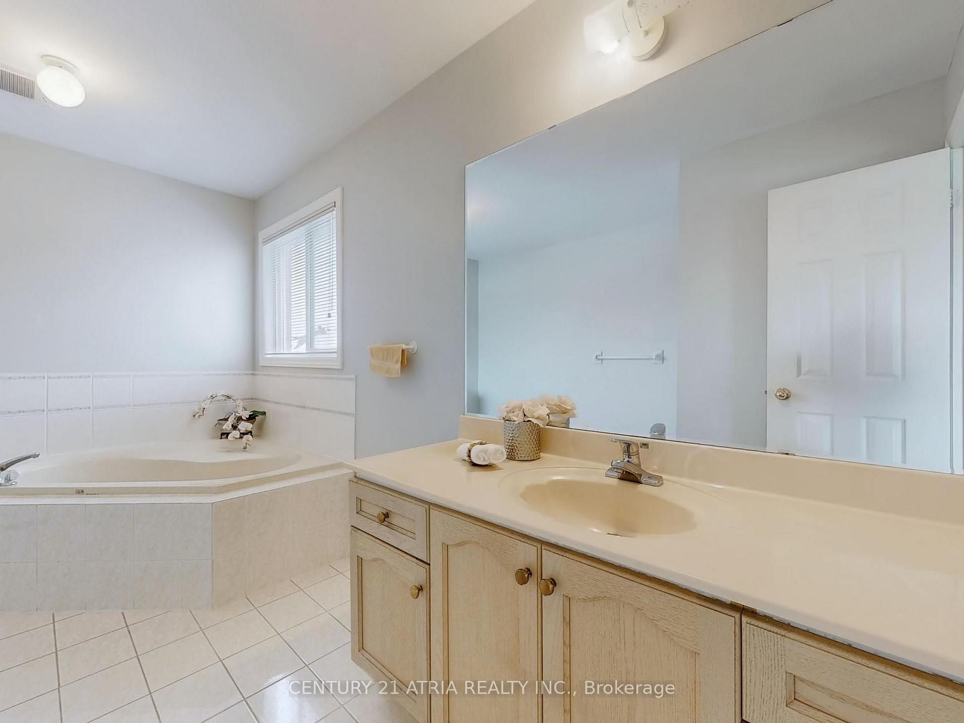 Photo 24 of 29 Glenhaven Street, Markham, Berczy — HOMEH