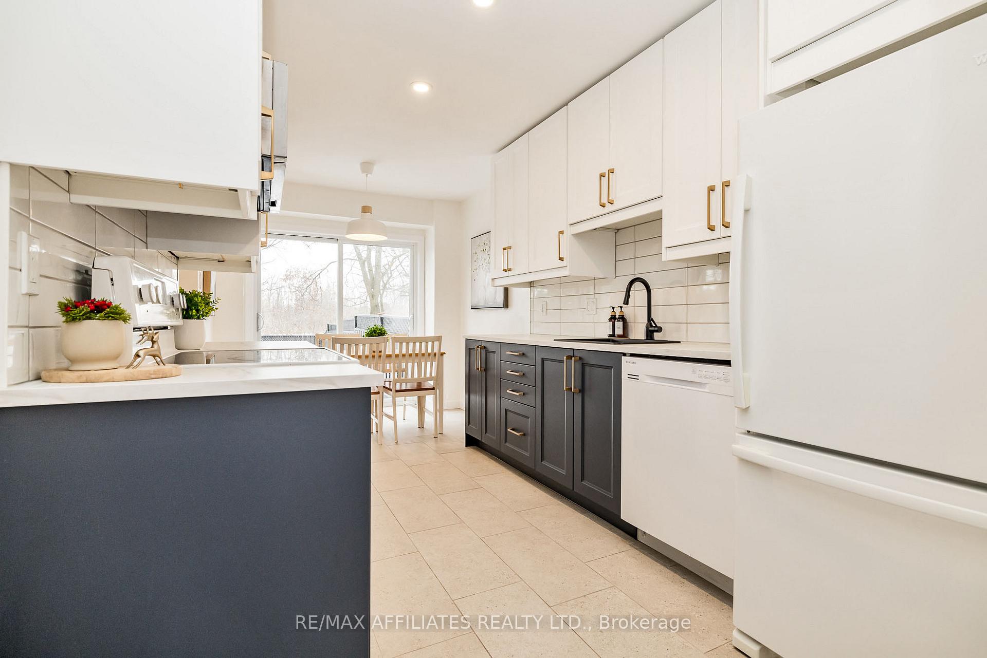 Photo 13 of 30 Harrington Court, Ottawa, Kanata - Kanata Lakes/Heritage Hills — HOMEH