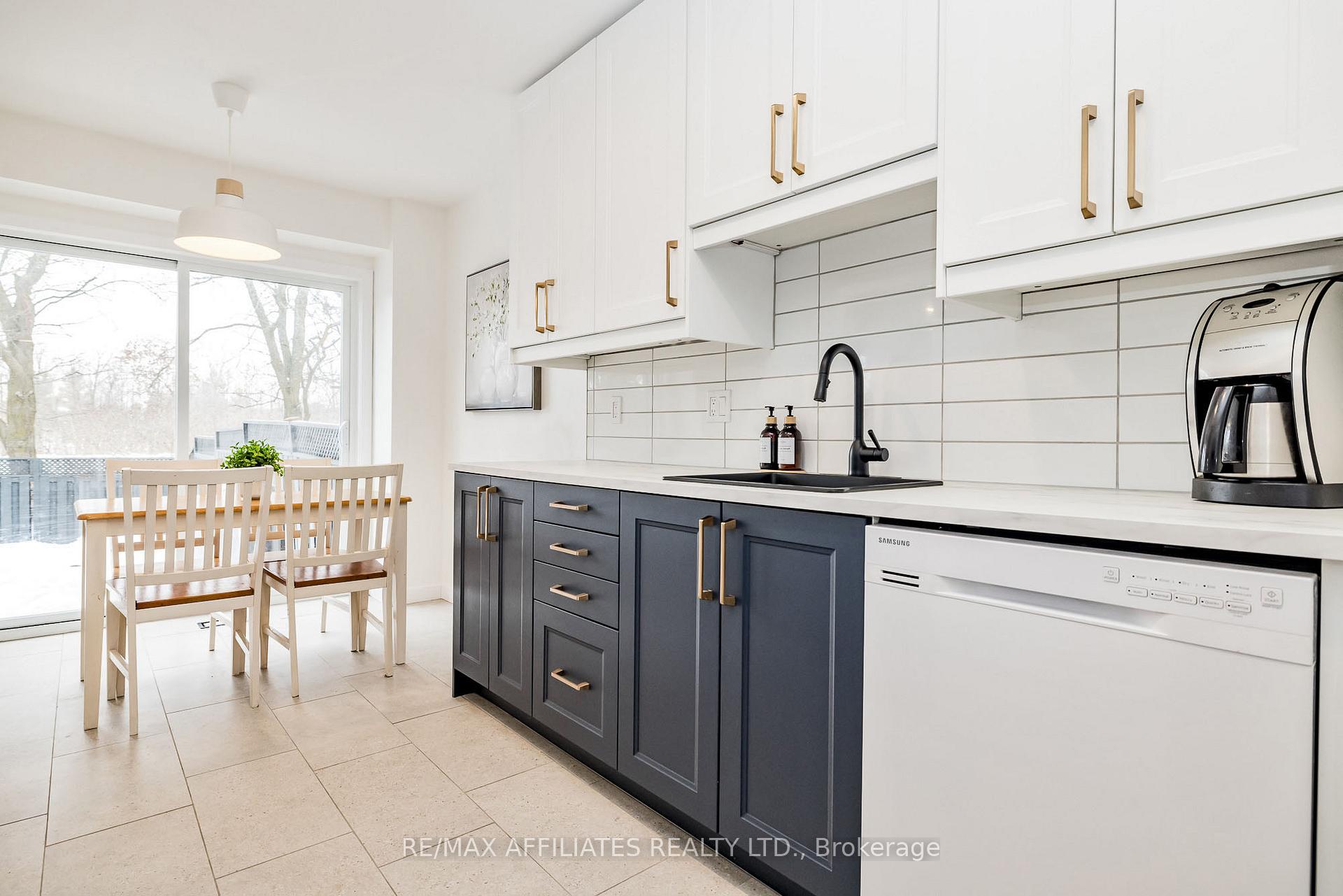 Photo 14 of 30 Harrington Court, Ottawa, Kanata - Kanata Lakes/Heritage Hills — HOMEH