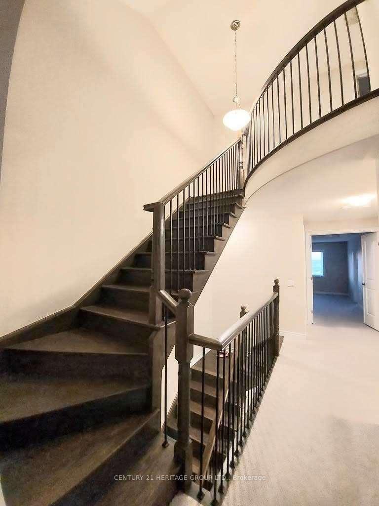 Photo 3 of 29 Bayonne Drive N, Hamilton, Stoney Creek Mountain — HOMEH