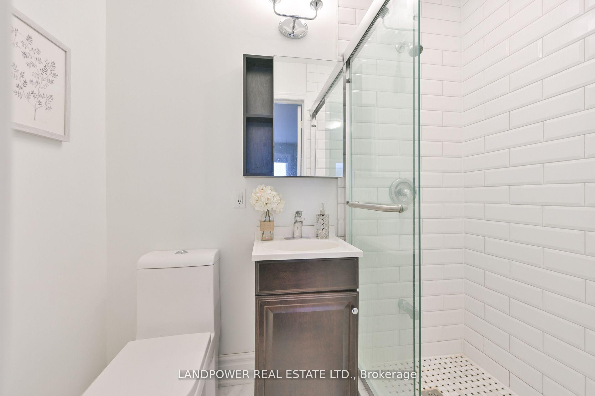Photo 10 of 6 Tower Bridge Crescent, Markham, Berczy — HOMEH