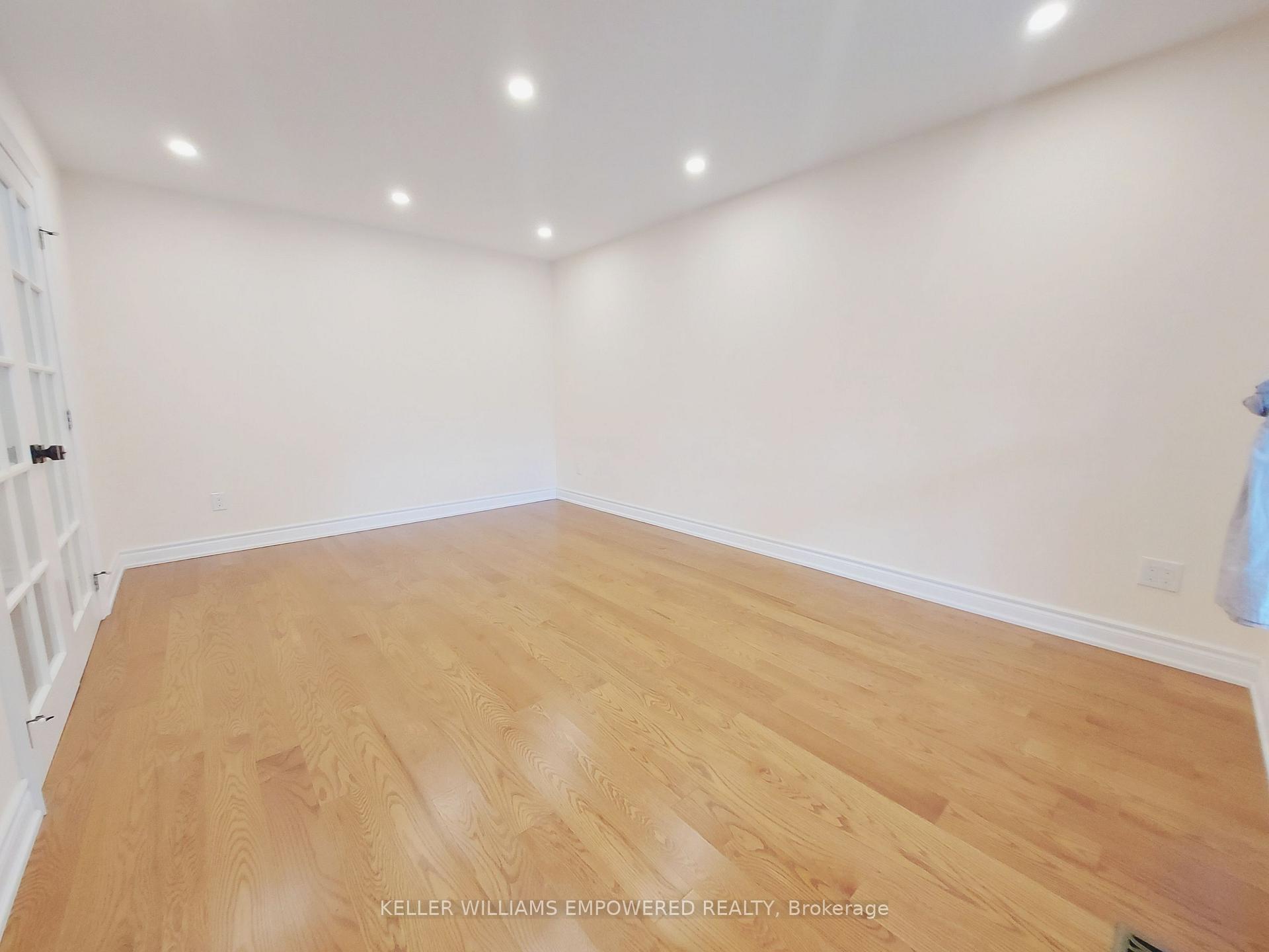 Photo 8 of 76 Mowatt Court, Markham, Thornlea — HOMEH